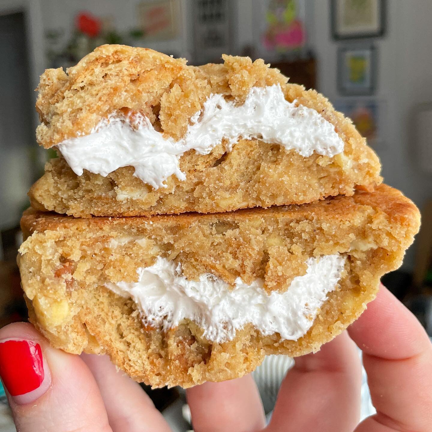 Remember that oatmeal cream pie from elementary school? Well this is them all grown up. 
📍: @bakdbakery 
.
.
.
.
.
.
.
#dessert #dessertbae #cookies #dessertsofinstagram