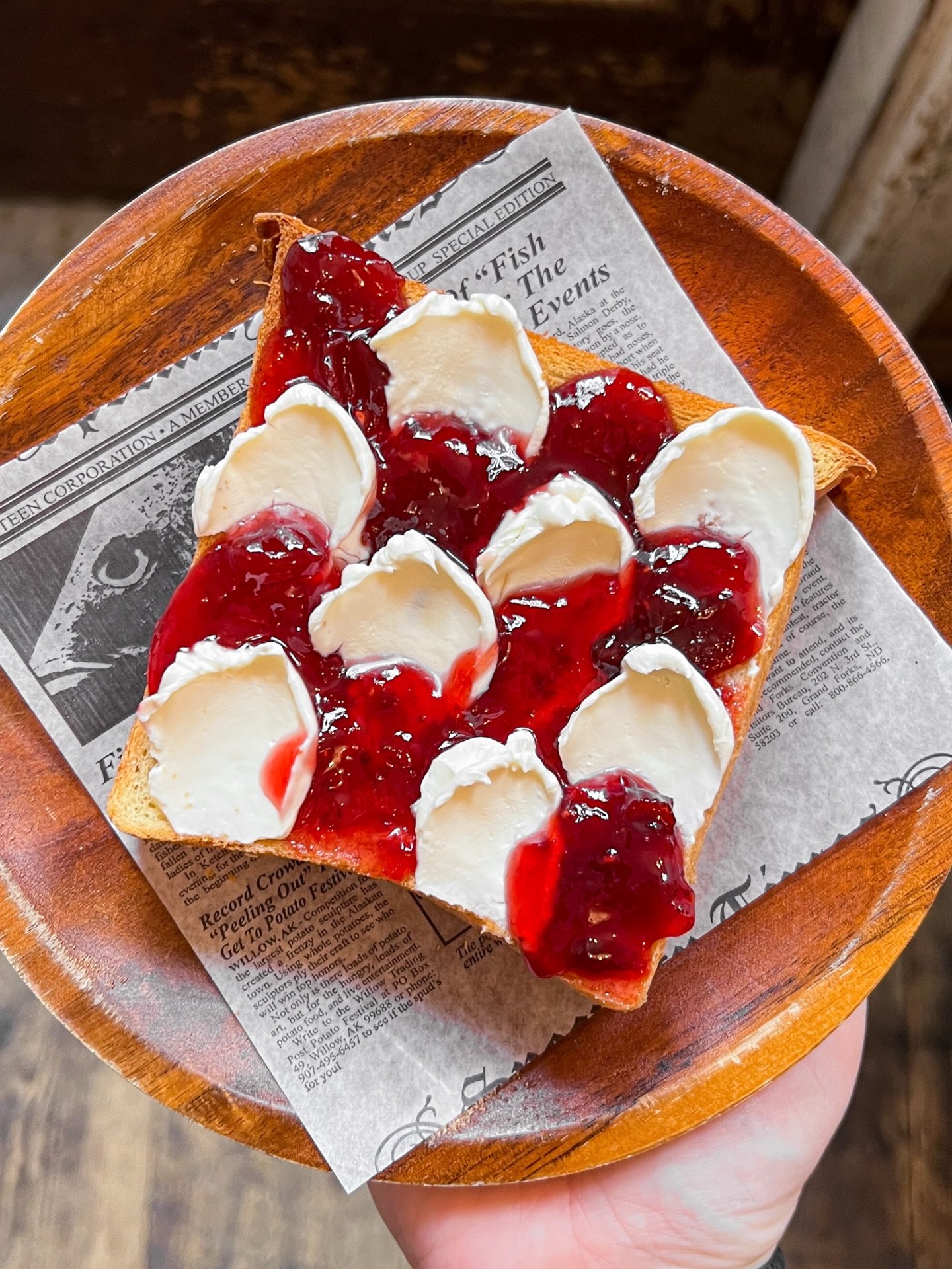 A toast to Friday. 
📍: @davelle.nyc 
.
.
.
.
#davellenyc #fancytoast #nyctreats #nyceats #fridaytreat