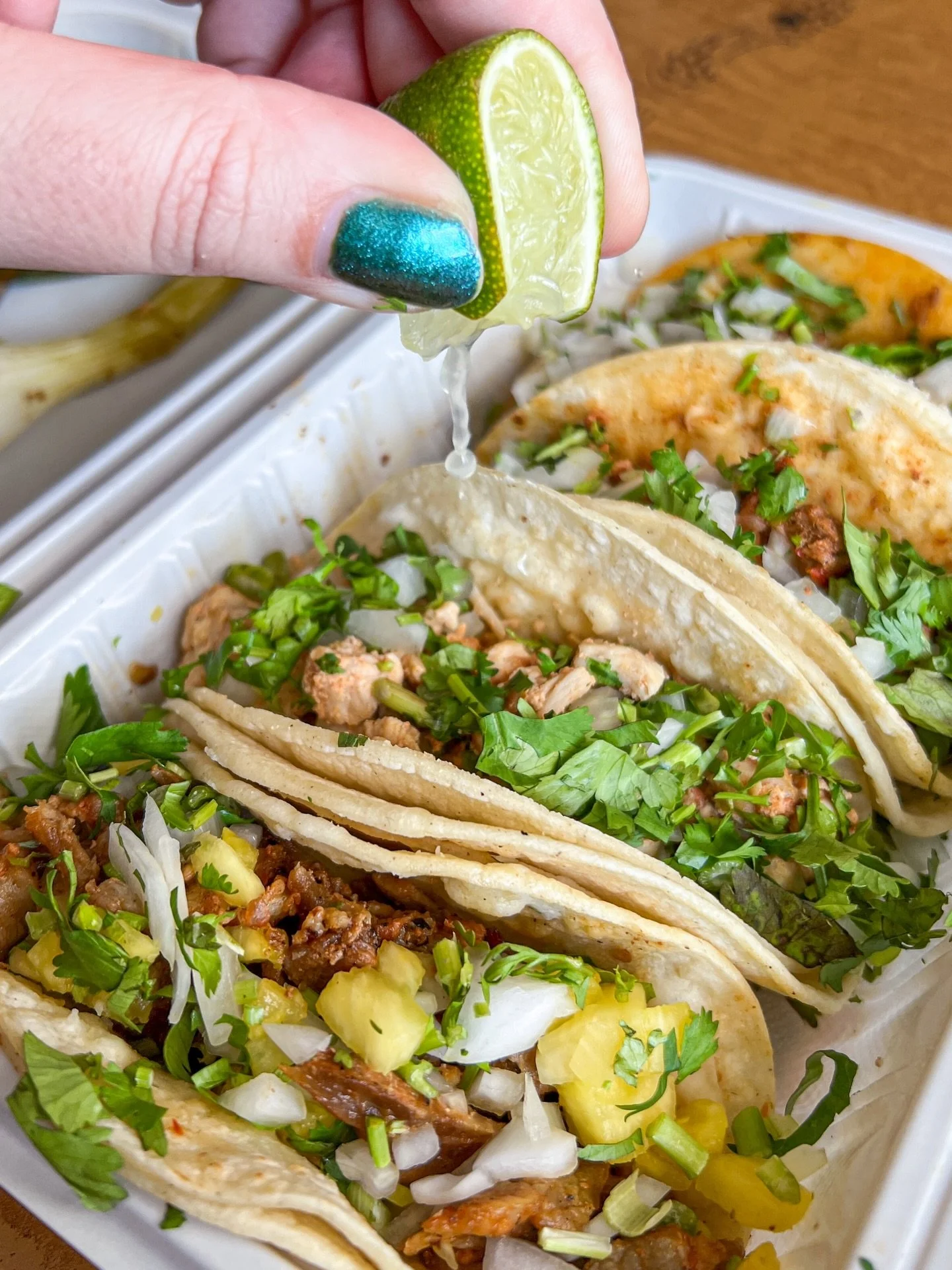 Giving &lsquo;em something to taco &lsquo;bout. 
📍: Tacos El Bronco
.
.
.
.
.
#tacoselbronco #tacotruck #sunsetpark #tacoplatter #nyceats