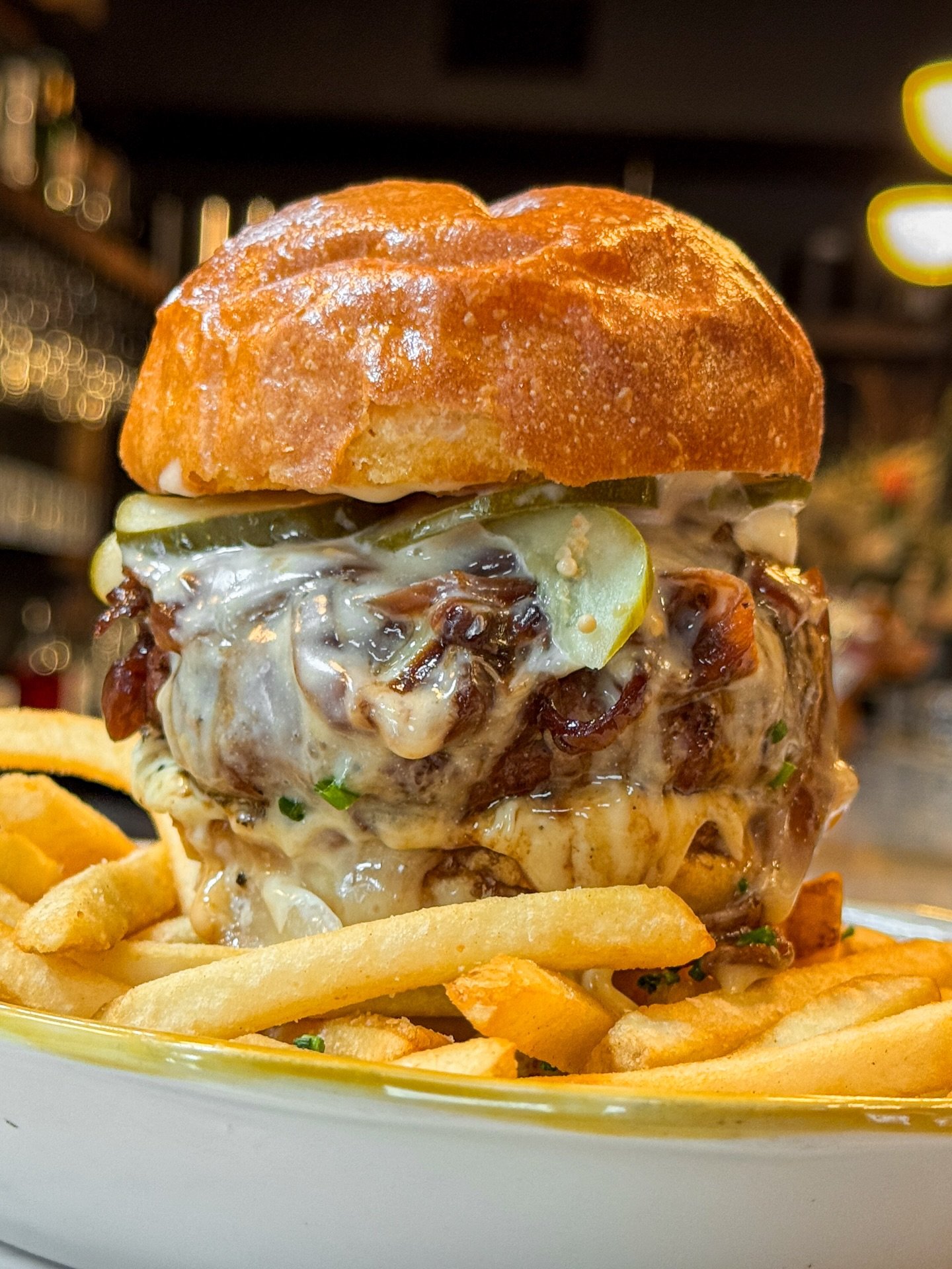 Scenes from the bar at Otherside Wine, a wine bar and restaurant in Glen Cove. 🍔🍷
Located on the &lsquo;other side&rsquo; of Southdown Coffee, they offer an impressive wine selection as well as a menu filled with seasonal and mainstay dishes (like 