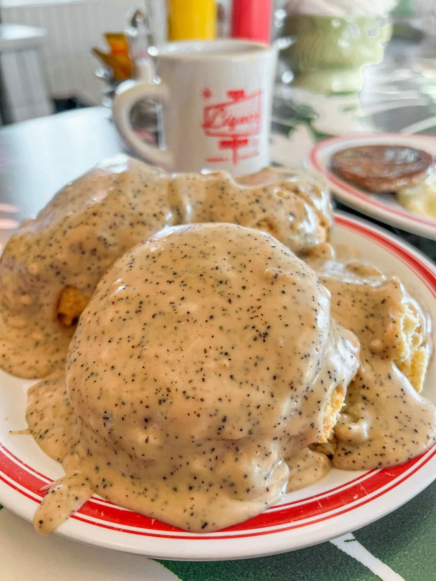 Spending Friday thinking about weekend brunch&hellip;
📍: @theliquorstorediner 
.
.
.
.
.
#theliquorstorediner #biscuitsandgravy #memphisrestaurants #memphistn #ediblememphis