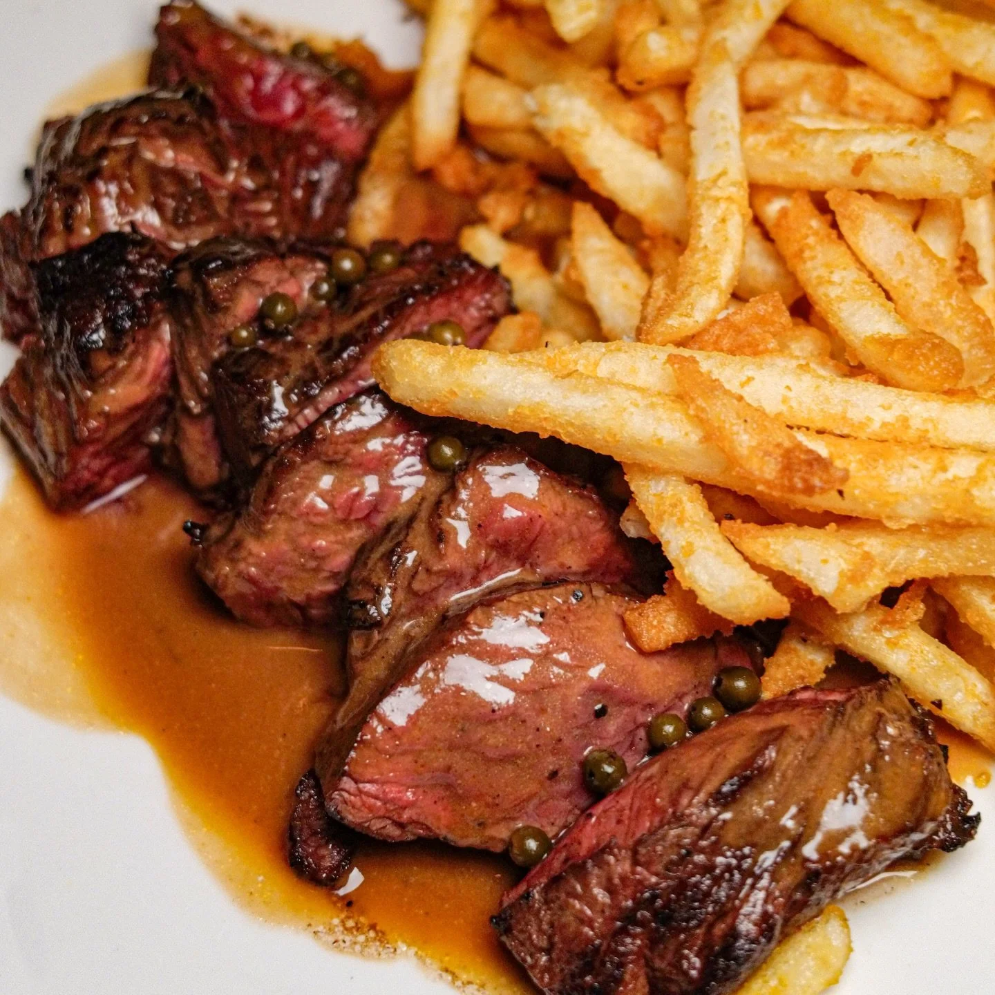 No Sunday Scaries here, don&rsquo;t frite out. 
📍: @theconsulategroup 
.
.
.
.
.
.
#theconsulate #steakfrites #sundayscaries #frenchfood #steakaupoivre