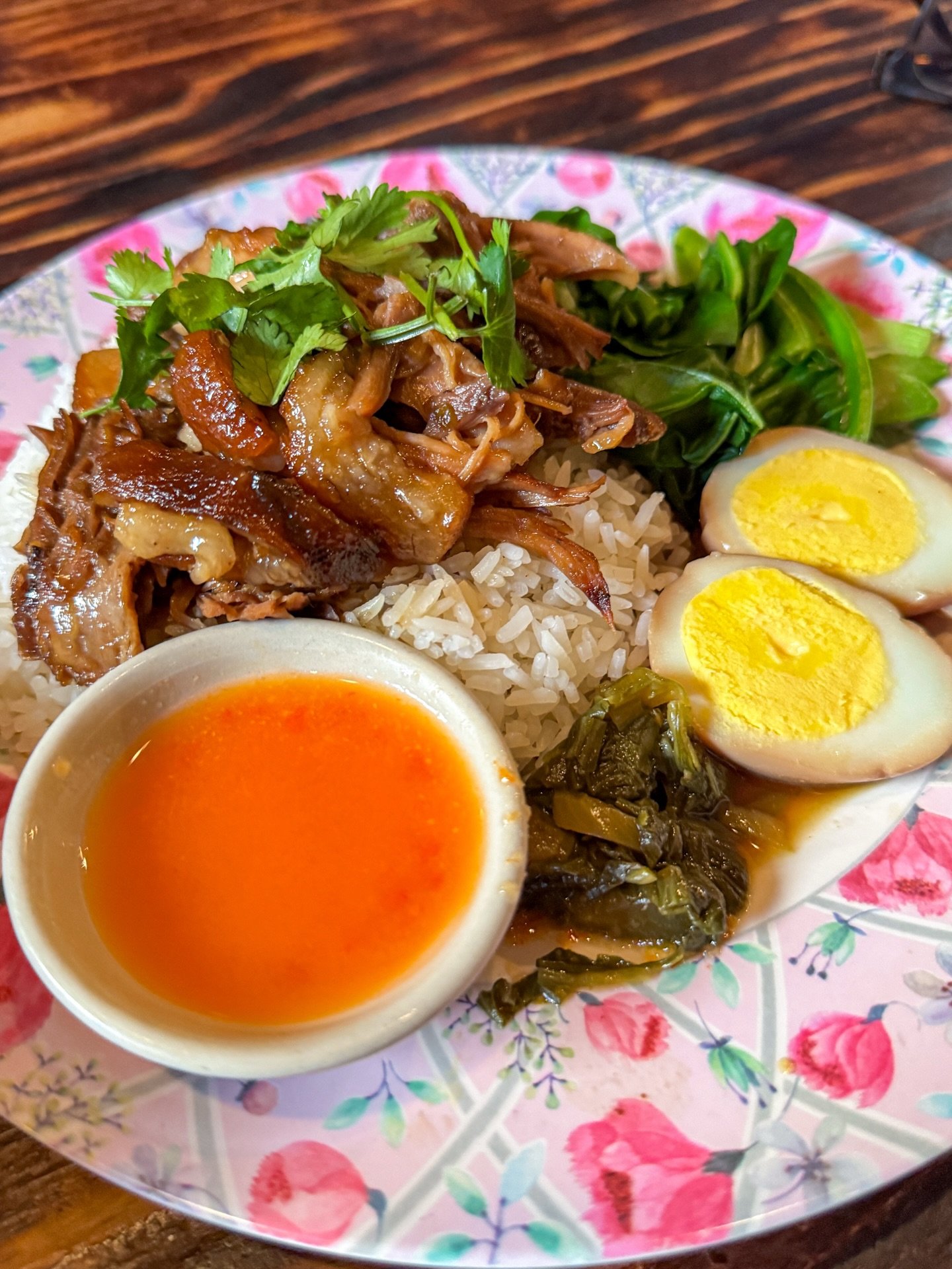 What part of the plate are you starting with first?
📍: @pyeboatnoodle 
🍛: Khao Kha Moo
.
.
.
.
.
#pyeboatnoodle #astoriaeats #thairestaurant #nyceats #khaokhamoo