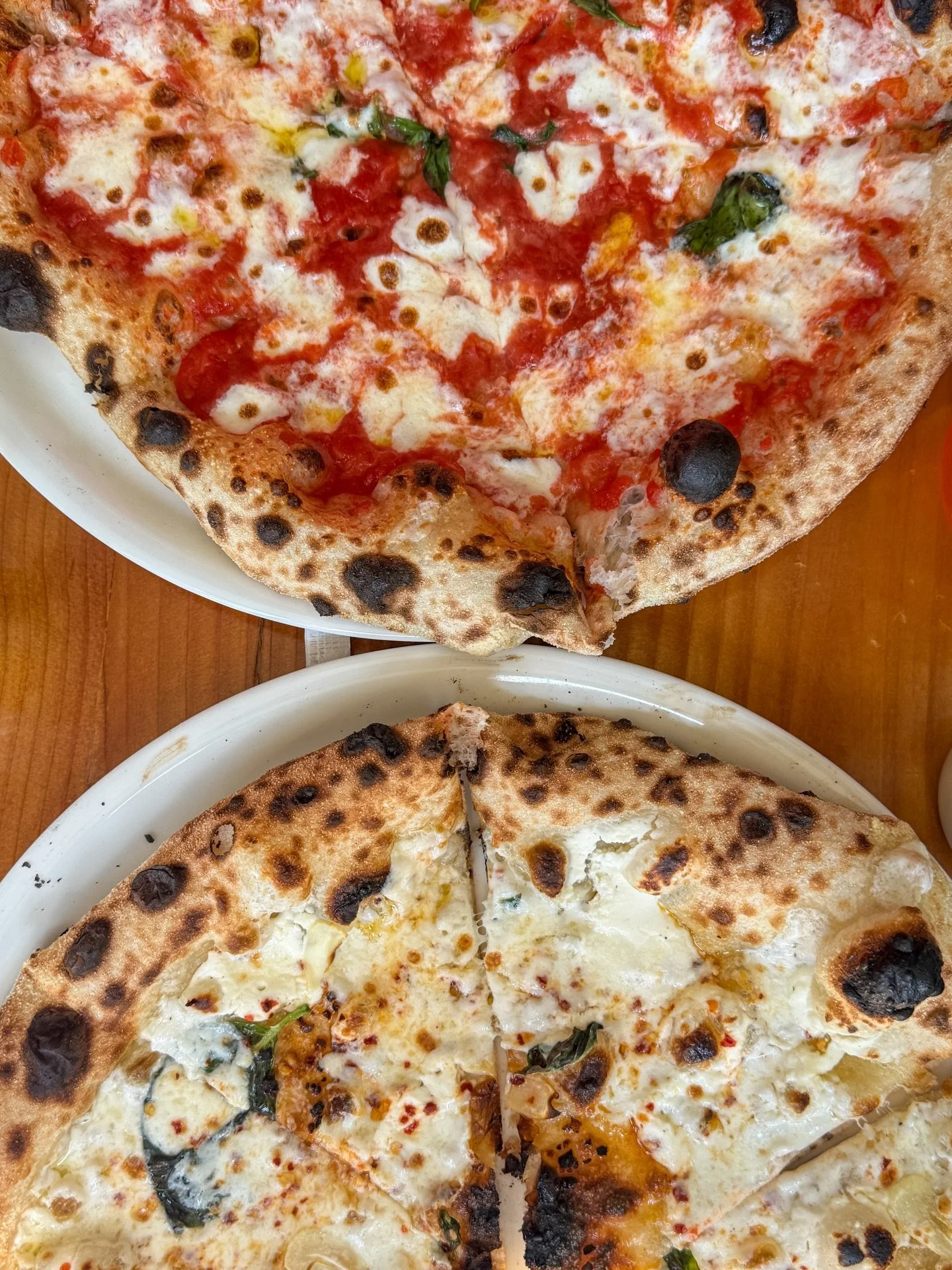 It&rsquo;s always good to dine with a friend or two so you can try more pies!
📍: @focarispizza 
.
.
.
.
.
#foccarispizza #lynbrookny #neopolitanpizza #whitepizza #pizzatime
