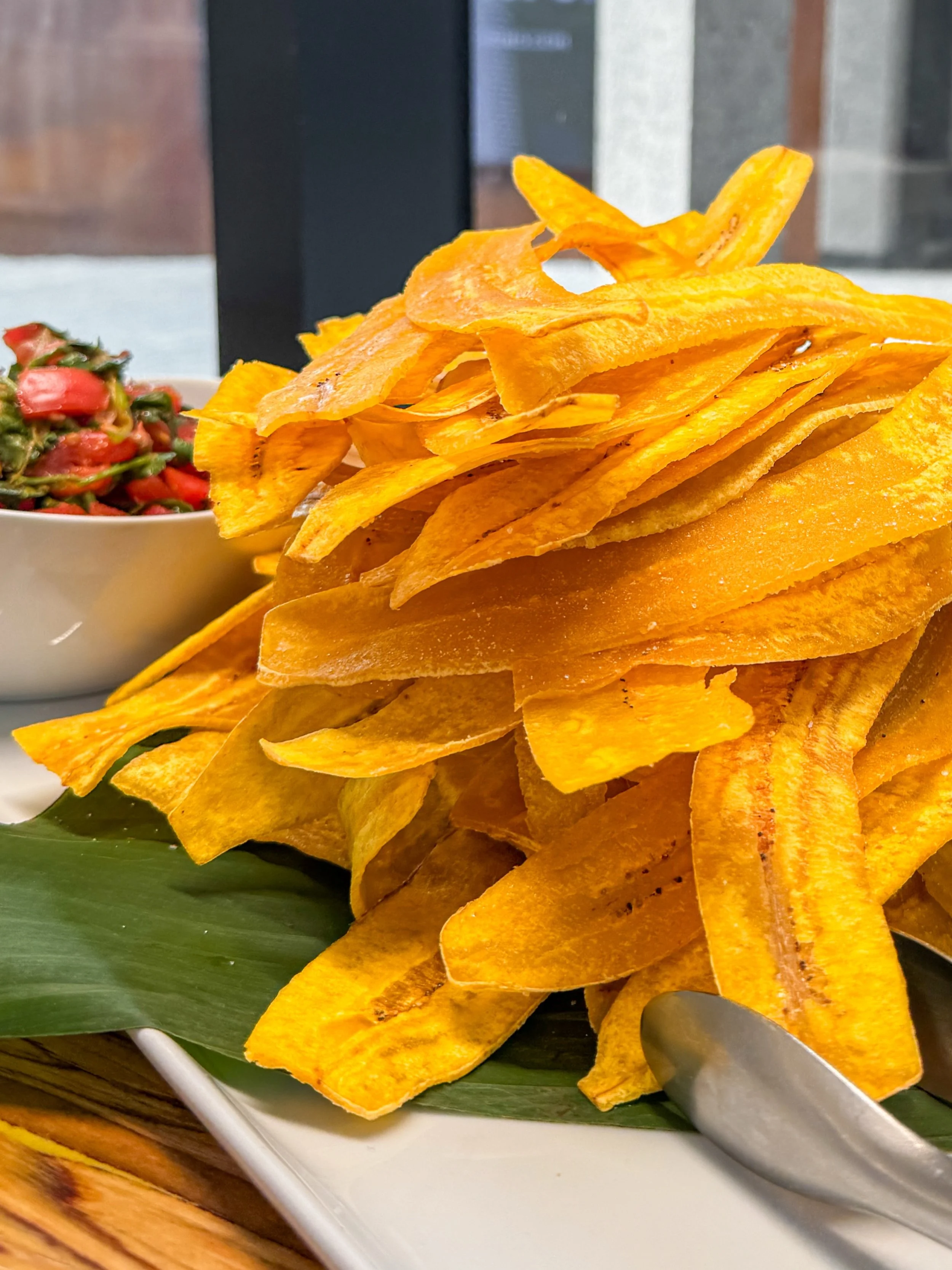 Just leave me with this giant pile of plantain chips, and bring over a frozen drink. Thanks!
📍: @fritabrooklyn 
.
.
.
.
#plantainchips #cubanfood #fritabatidos #nyceats #plantains