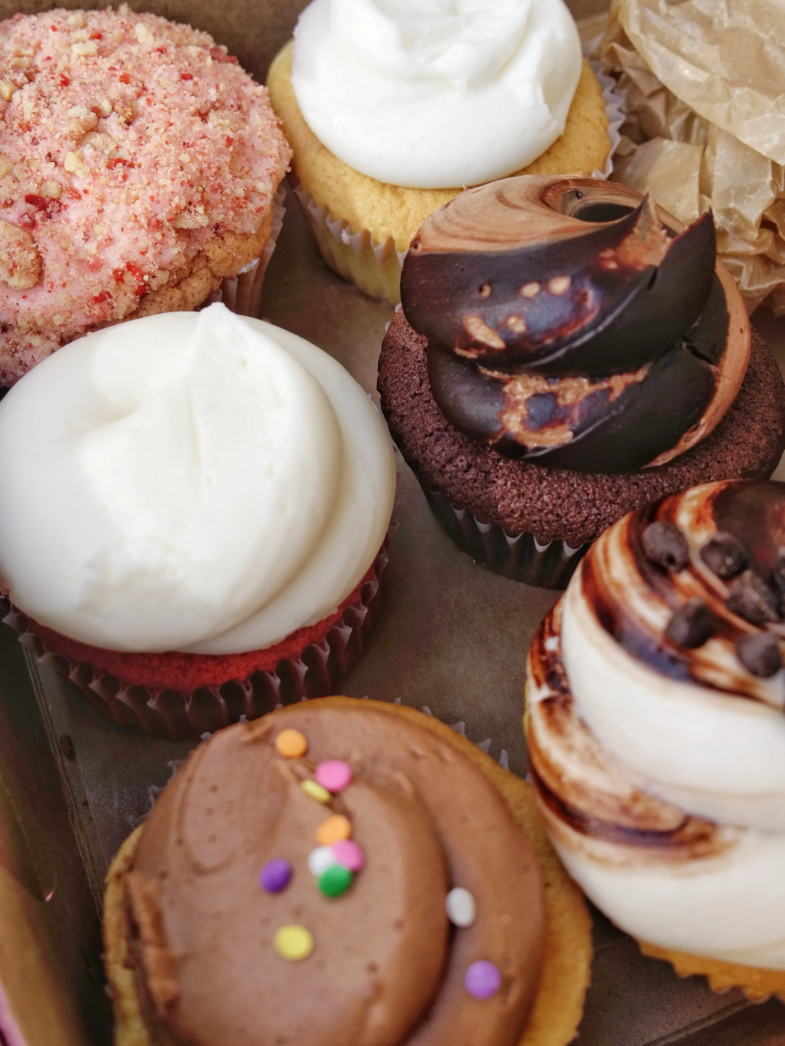 Having a real &lsquo;one of each&rsquo; kind of day. 🧁
📍: @littlecupcakebakeshop 
.
.
.
.
.
.
#littlecupcakebakeshop #bayridgeeats #nyctreats #cupcakeshop #nycdessert