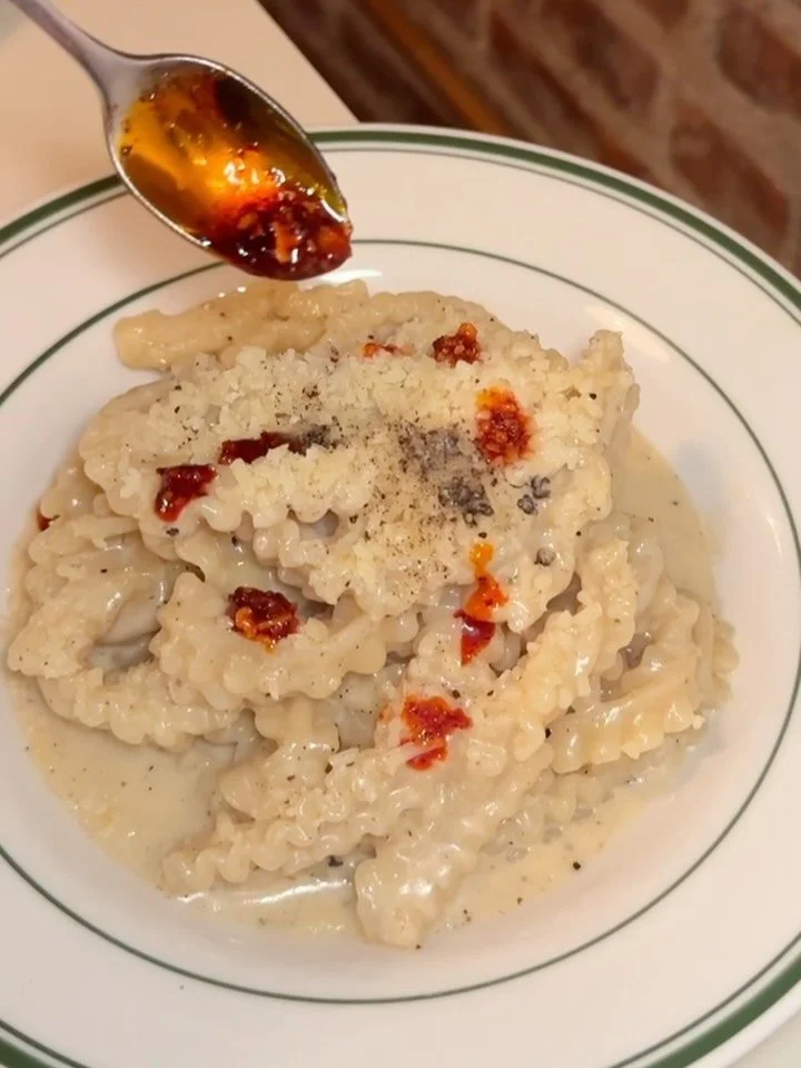 It&rsquo;s not hot enough, better add a little chili oil. 🌶️
📍: @pastanightbk 
🍜: Mafalde in a cacio e pepe sauce of pecorino cheese and black pepper.
.
.
.
.
.
.
#cacioepepe #pastanightbk #nyceats #chilioil #mafaldine