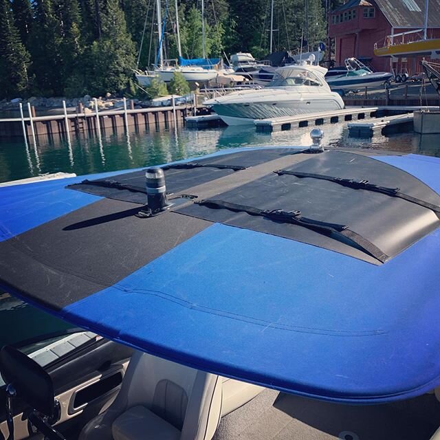 Custom wake surf board racks sewn into a Malibu Wakesetter bimini. Great way to store extra boards! What a fun project to create 🤙🏼 #malibuboats #wakesetter #customcanvas #laketahoe #tahoeboats #tahoeboating #surftahoe #tahoelife #tahoevibes #wests