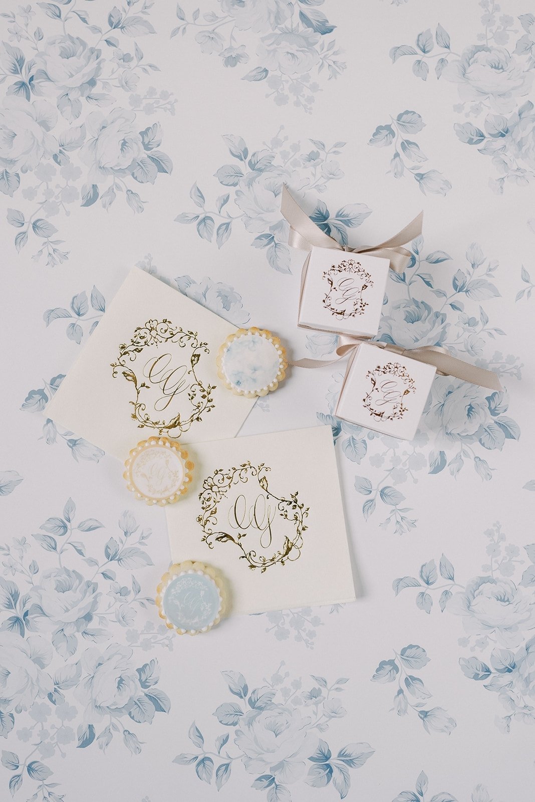 🍪 Elevate your event with custom favours that leave a lasting impression! These exquisite shortbread cookies created by @whipptkitchen, adorned with the couple's monogram and delicate butterfly accents, are a testament to meticulous planning and des