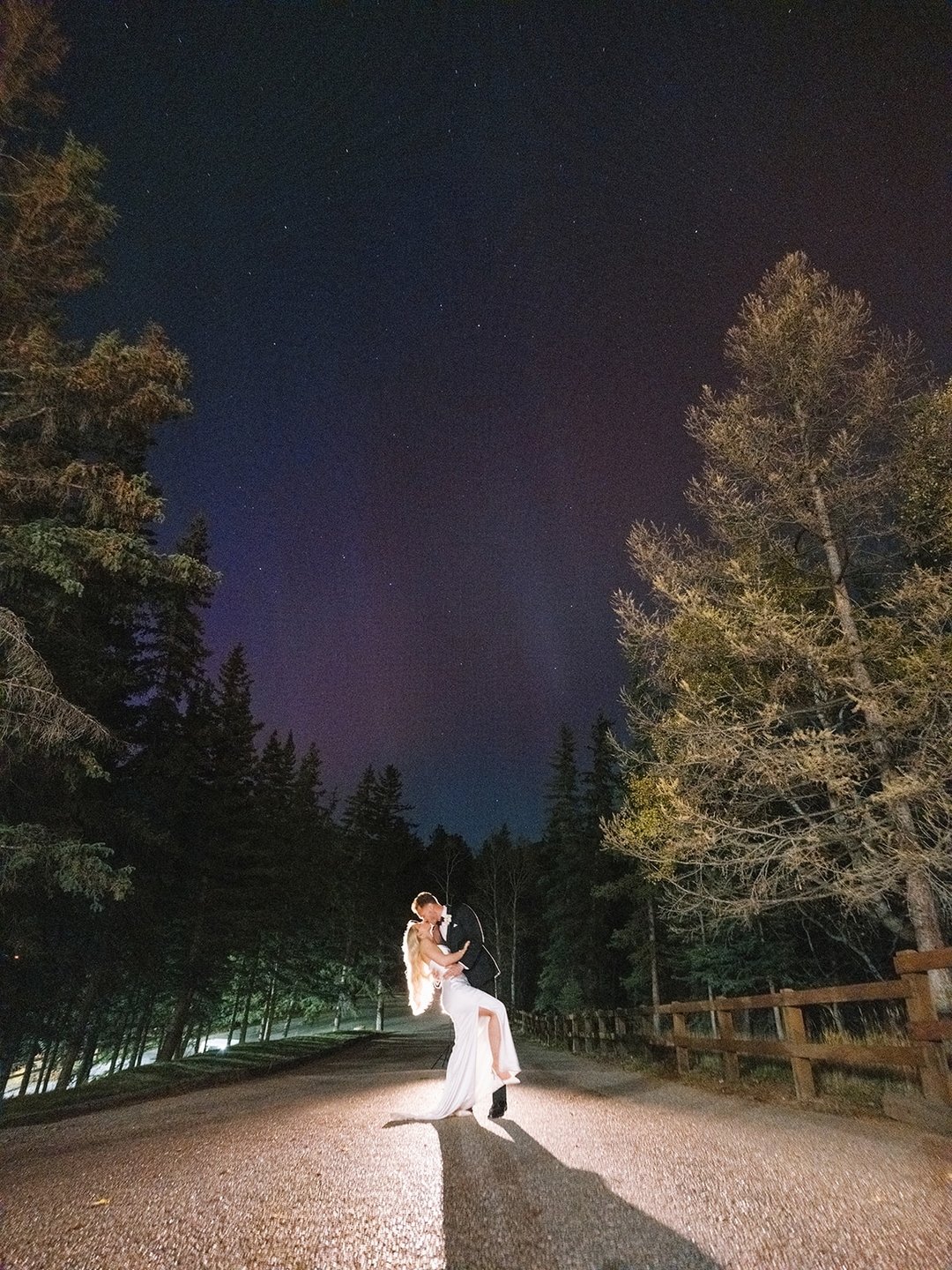 ✨ Witnessing the October Aurora Borealis was nothing short of magical for our couple and their loved ones during their destination wedding at the stunning Fairmont Banff Springs. The sky danced with colours, creating an unforgettable backdrop for a n