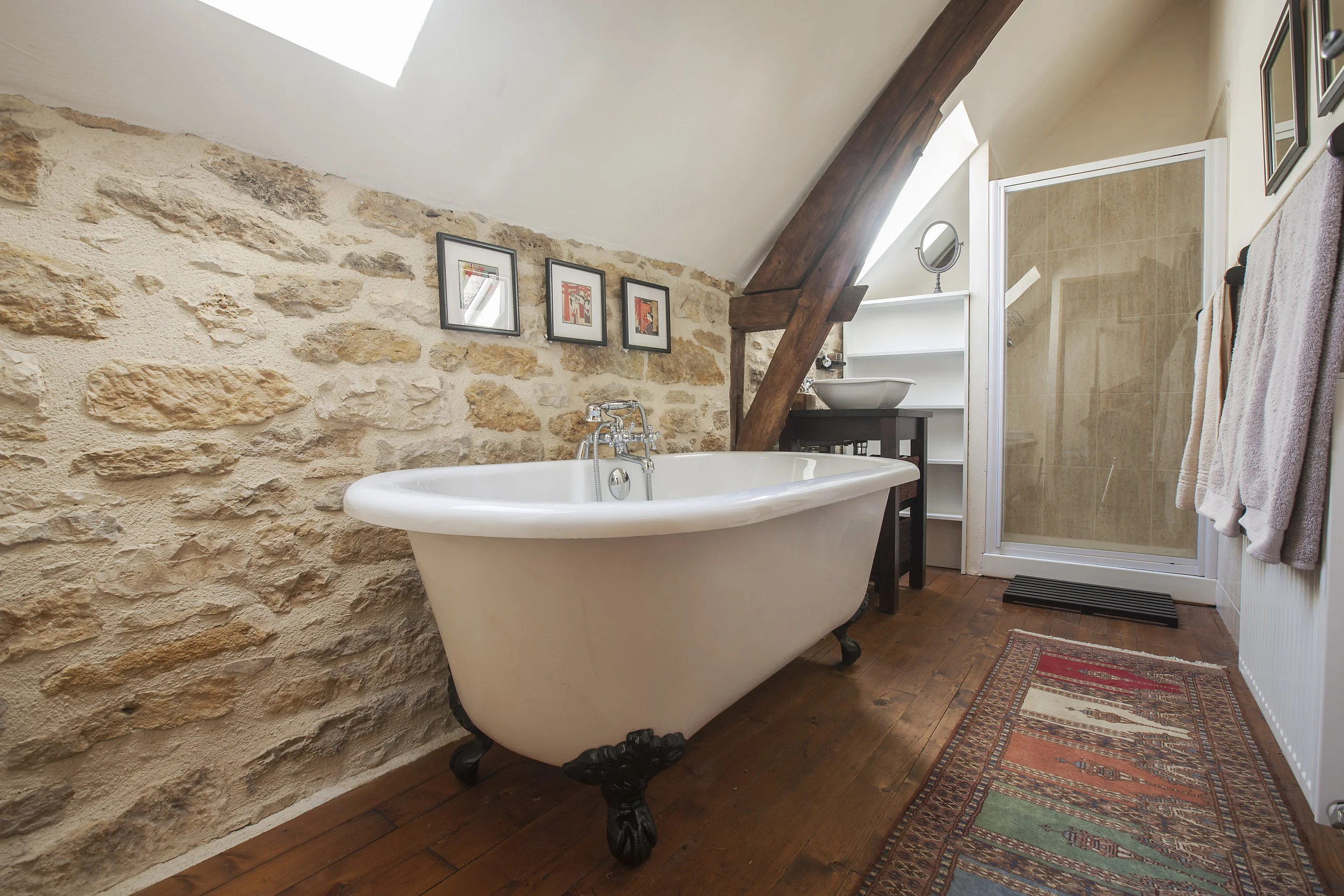 Rouge - Bathroom.jpg