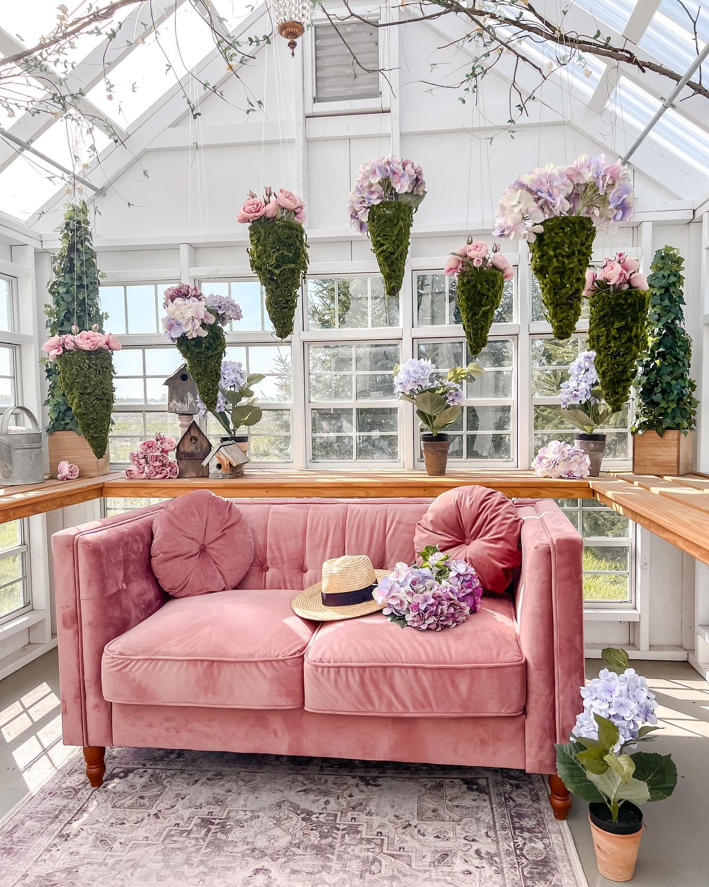 Back by popular demand! 
The pink sofa is back in the greenhouse and it&rsquo;s filled with roses and hydrangeas!
Let us know if you want some time&hellip;
Perfect for Mother&rsquo;s Day minis!