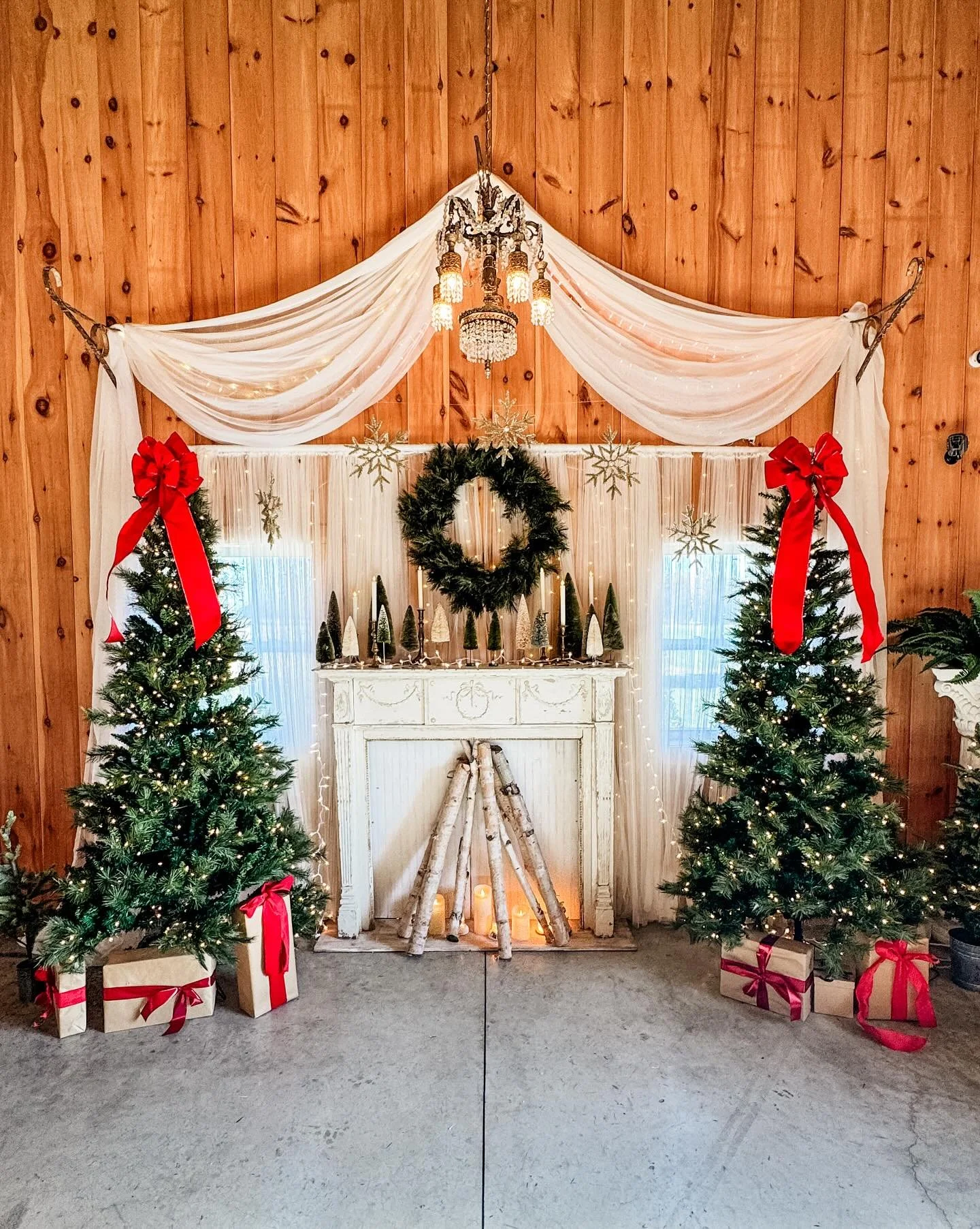 Sneak peak&hellip; the Red barn is transforming to her Holiday look. 
Ready for Christmas parties, Holiday weddings and photo shoots! 
 More to come&hellip;.
