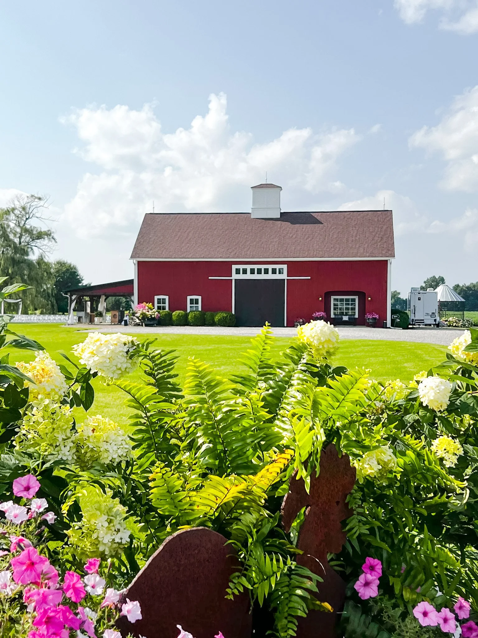 HOW TO CUT WEDDING COSTS WITHOUT SACRIFICING STYLE