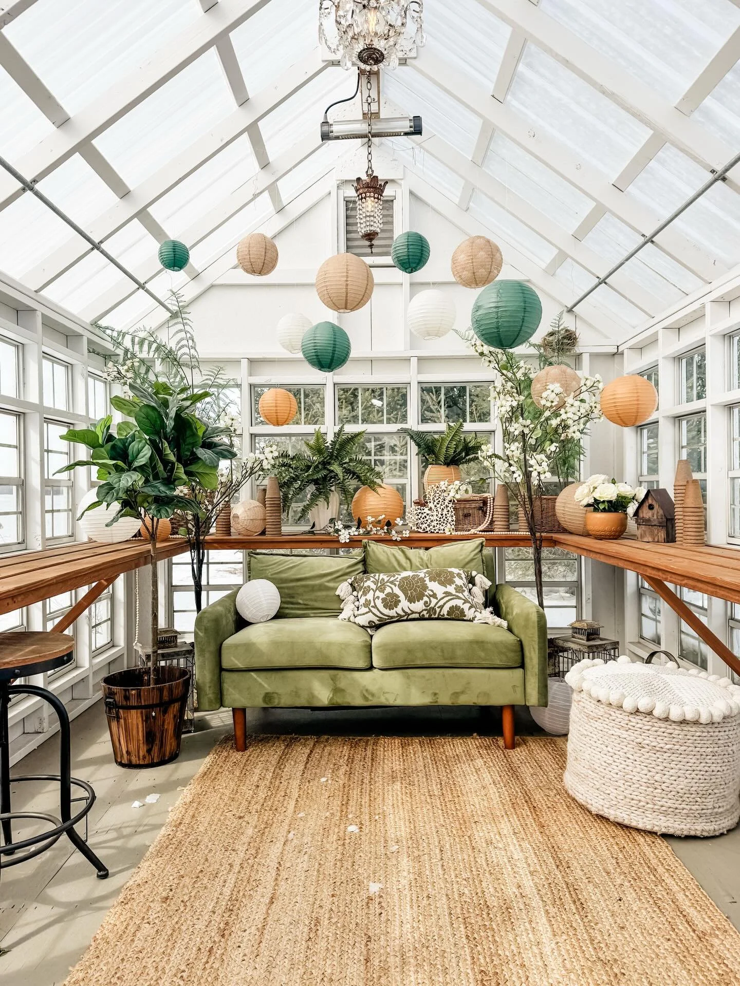 Greenhouse is nice and cozy for today&rsquo;s photoshoots! 

#columbusweddingvenue 
#greenhouse
#photoshoot 
#frenchhenfarm 
#unioncounty