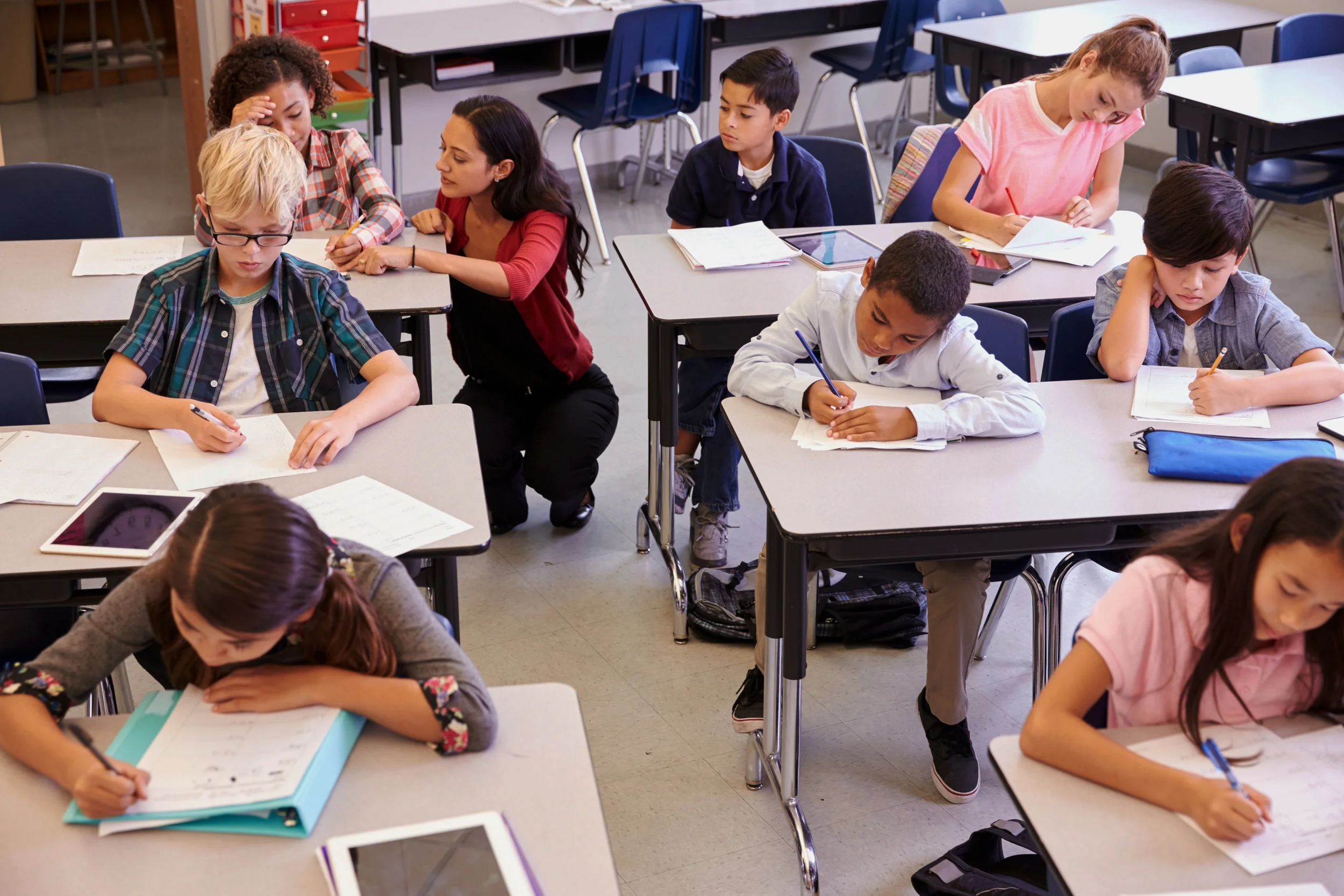 Teacher Help Students Crowded Classroom.jpg