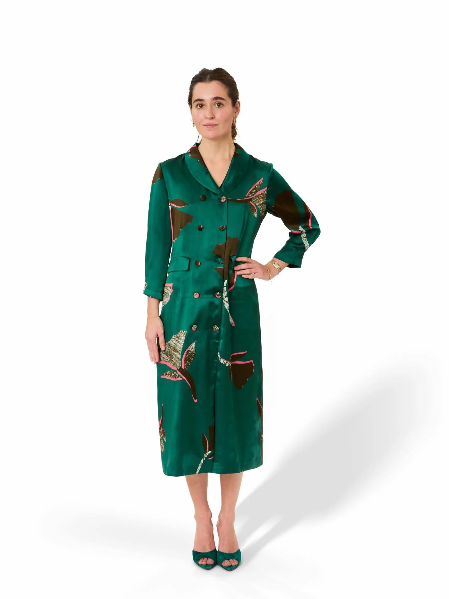 Double breasted, silk satin coat dress. Many silk satins available to make up in your favourite pattern.

📸 @nataliedinham_photography 

#bespoke #tailormade #sustainable