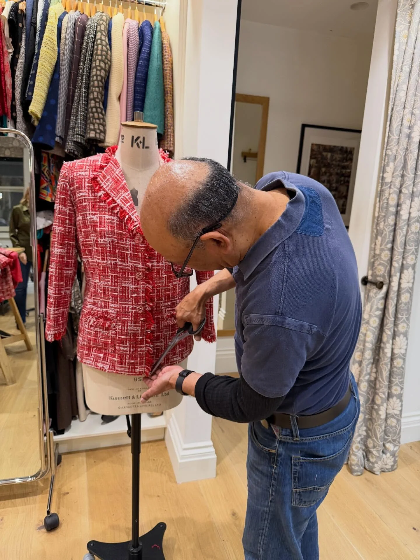 Mamad busy finishing the last order of 2025! This @lintontweeds fabric is here made up as a beautiful fringed jacket.