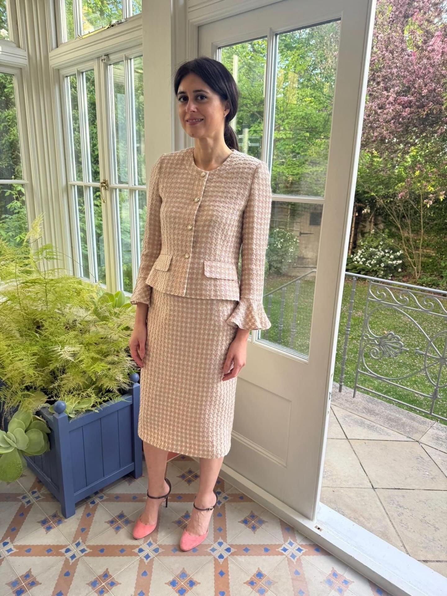 New in Sophie Hale spring / summer collection. Rose gold and cream checked peplum jacket and pencil skirt. 

#bespoke #tailormade #sustainablefashion