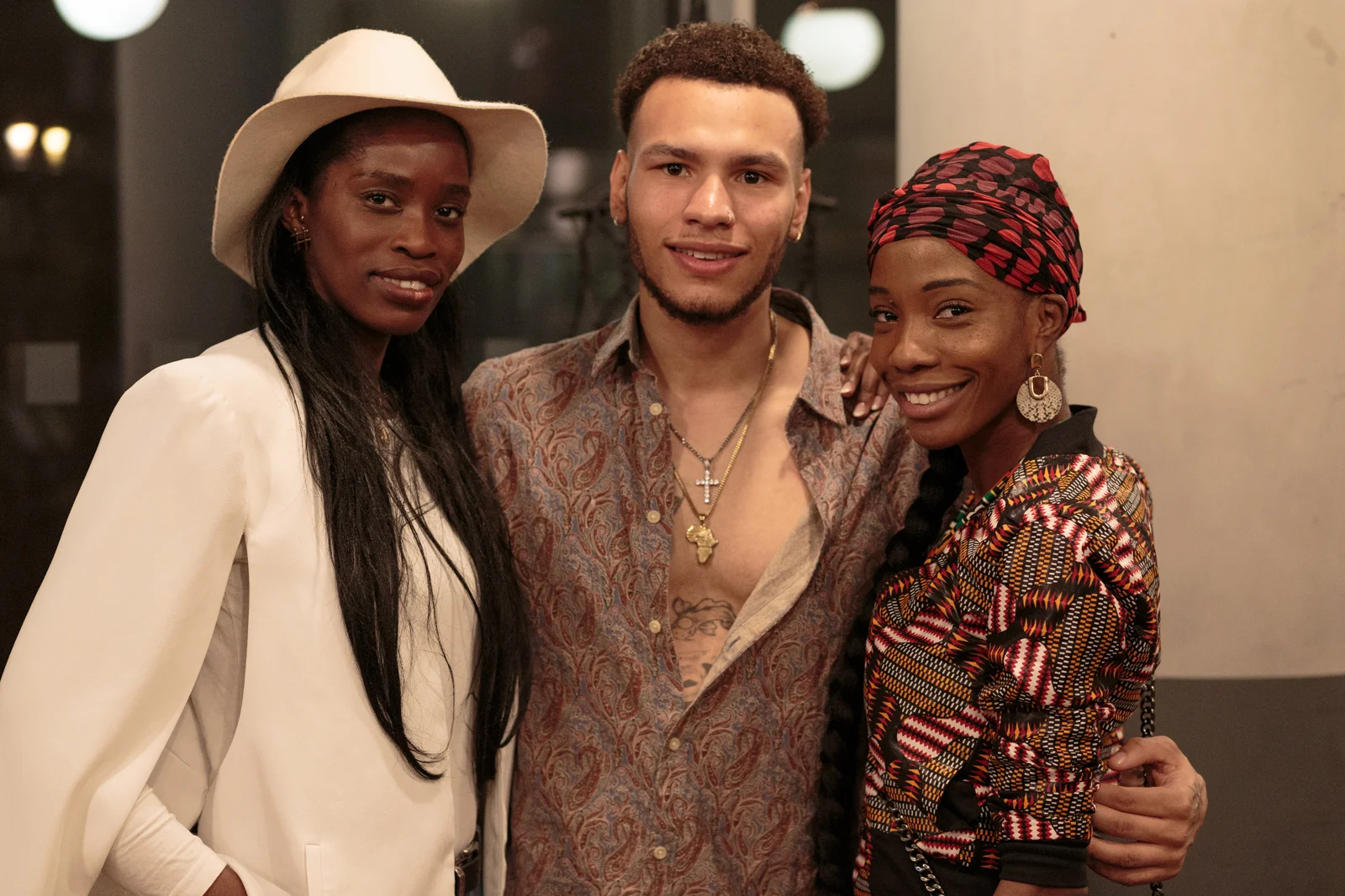 Dj Nomi posiert mit Model Jonas Steinig und einem weiteren Gast auf dem CURL Ambassador Event, (C) Philipp Primus