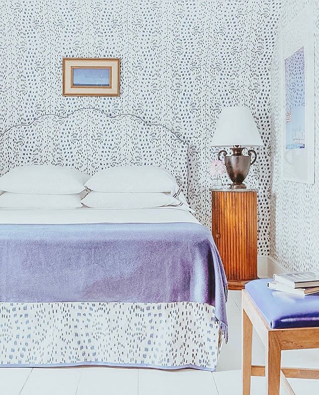 does @brunschwigfils #lestouches pattern make anyone else&rsquo;s heart flutter? it&rsquo;s always fresh, it&rsquo;s always a classic and in this bedroom by @nickolsenstyle it&rsquo;s everywhere 💓
.
.
.
.
.
#patternfromthewallstothefurniture #lookat
