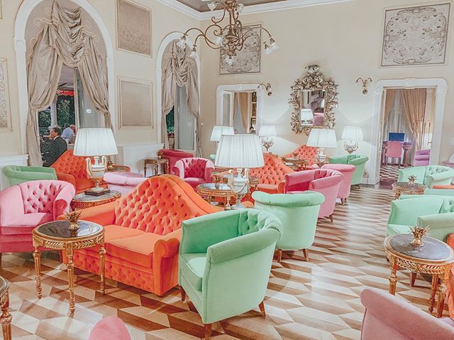 only the Italians could put shades of sorbet upholstery on top of the coolest hexagon patterned marble floors 🧡💚
.
.
.
.
.
#grandhoteltremezzo #salamusica #lakecomo #interiordesign #interiordesigner #inspiration #travel #tbt