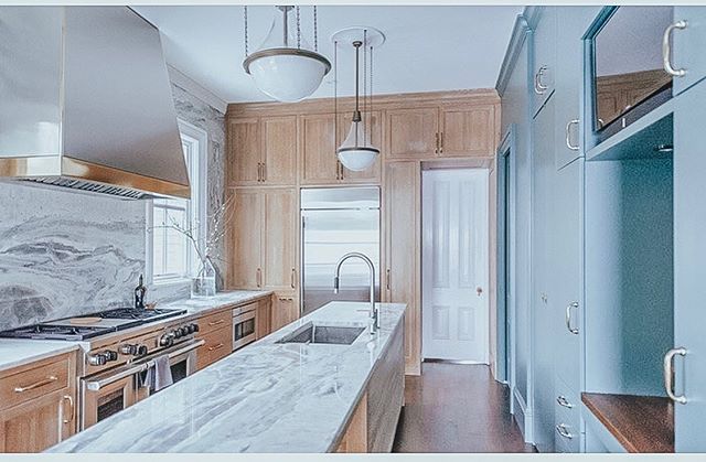 obsessing over kitchens when hungry again... this one by @shumakerdesignbuild
.
.
.
.
.
#inspiration #notallkitchensmustbewhite#kitchendesign #kitcheninspo #galleykitchen #naturalcabintery