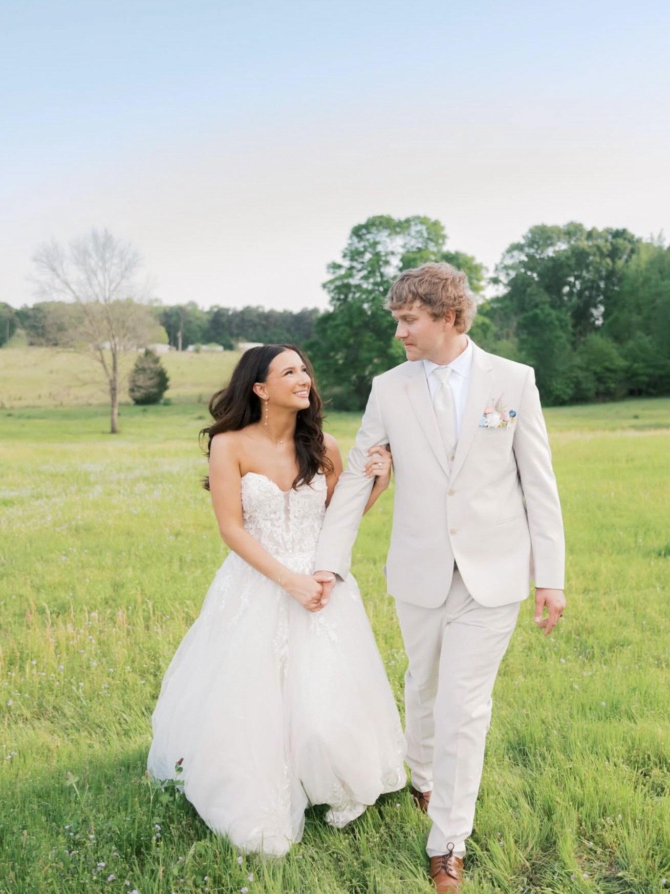 There&rsquo;s just something magical about colorful florals, sunny celebrations, and showing off THE dress on your big day!💐🤩