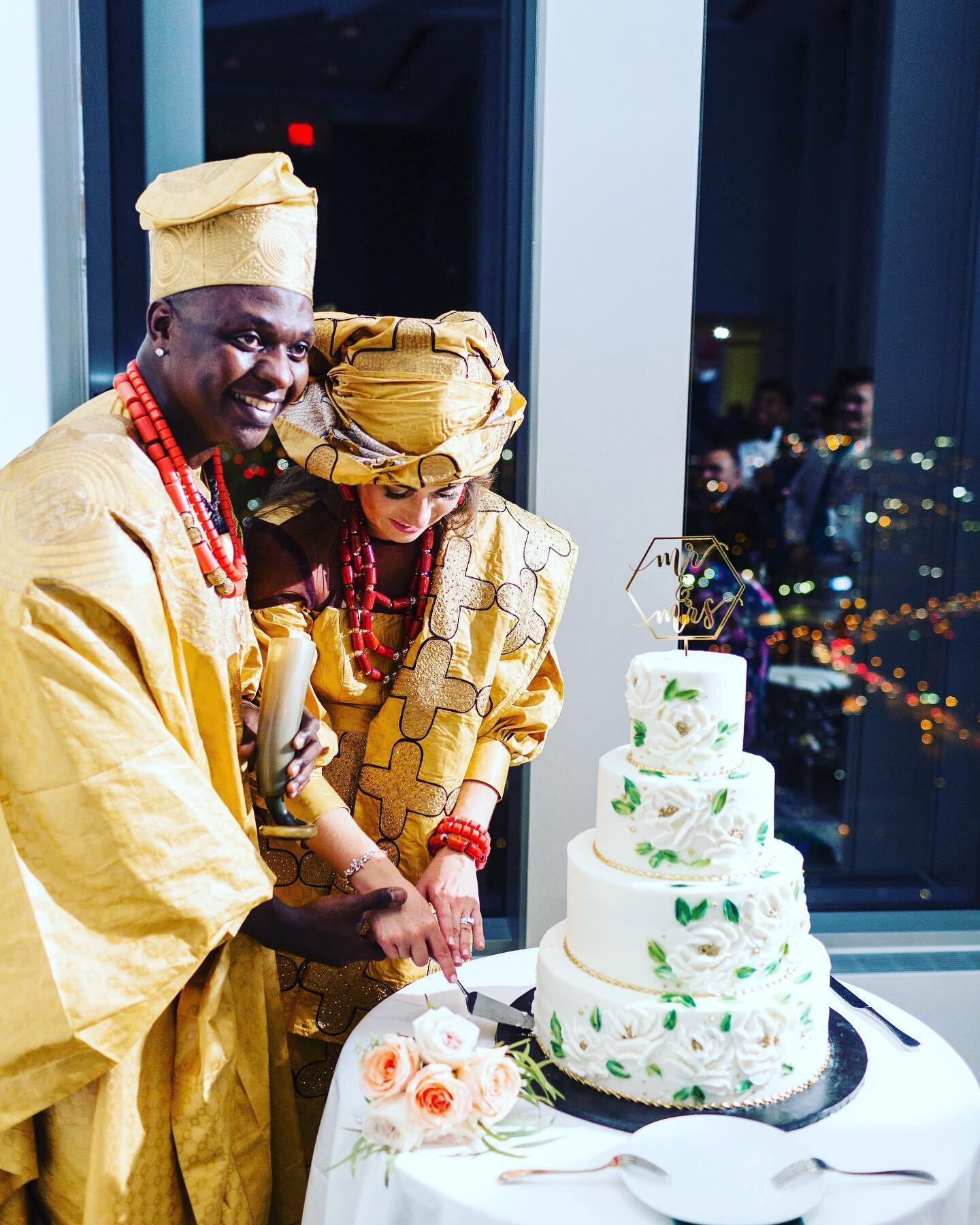 Reminiscing about this beautiful couple and their joyous celebration! @ellnow 
.
Photo: @ashleygerrityphotography 
Cake: @bredenbecks 
Florals: @eleganteventsflorist 

#phillyweddingvenue #philadelphiaweddings #couplegoals❤ #philadelphiaphotographer 