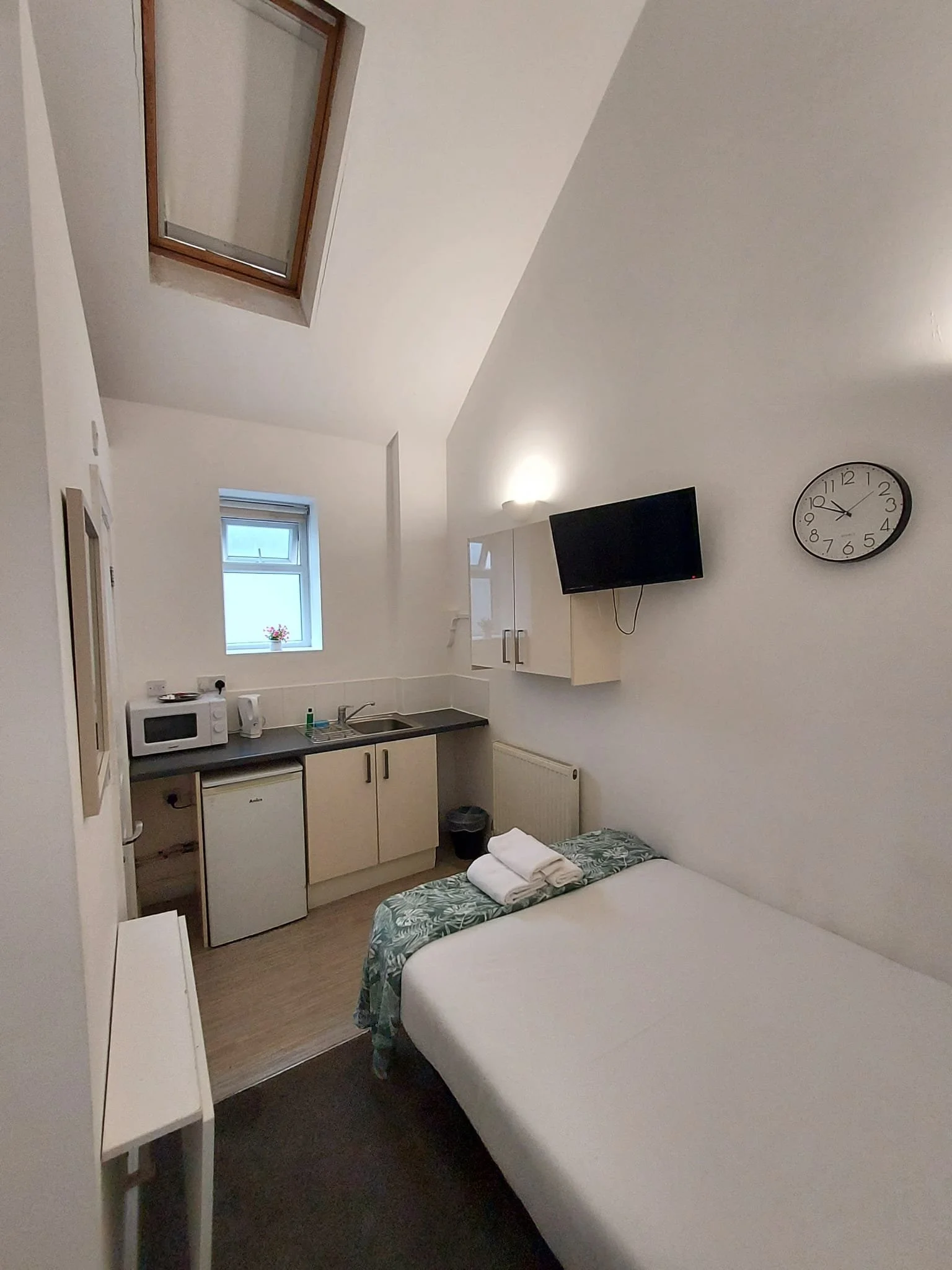 80 bed and kitchen.jpg