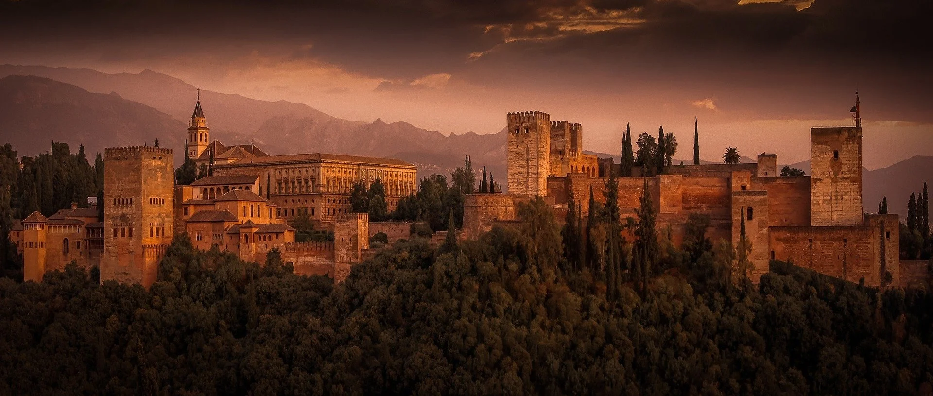 alhambra-2428790_1920.jpg