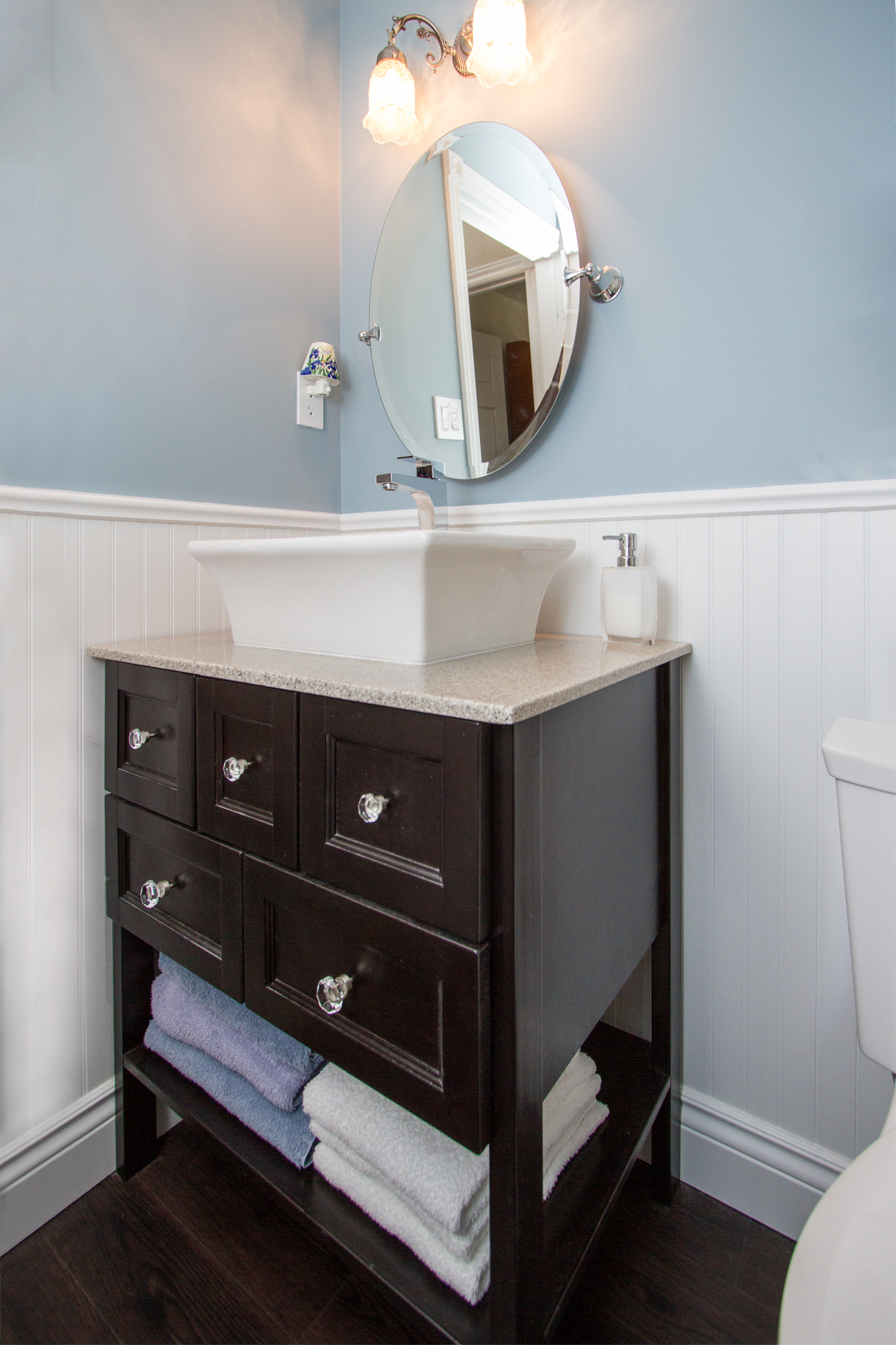 53 Knotty Pine main bath 4.jpg