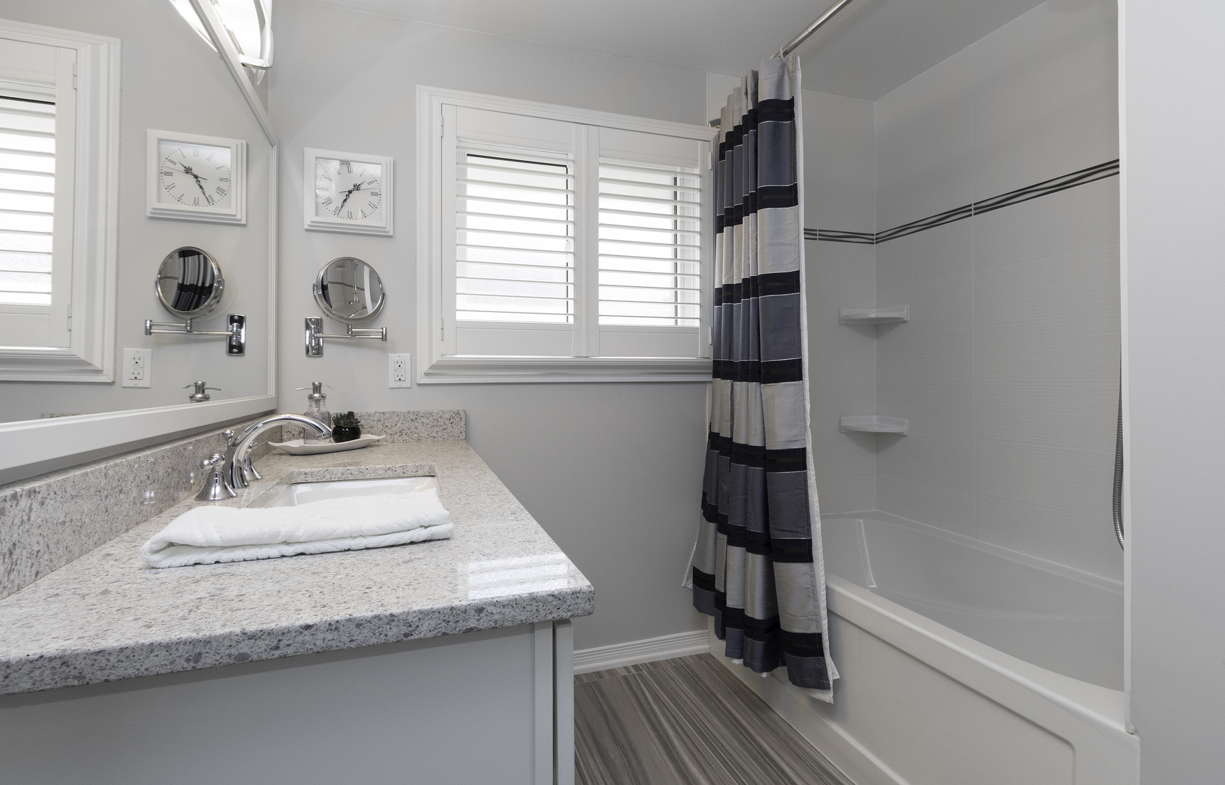 881 Carnaby bathroom 10.jpg