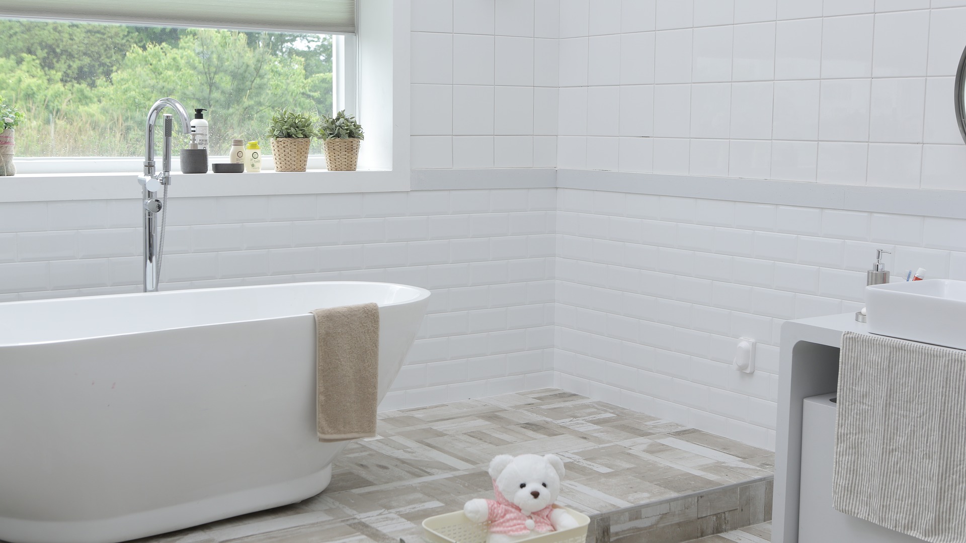 bathroom-1872193_1920.jpg