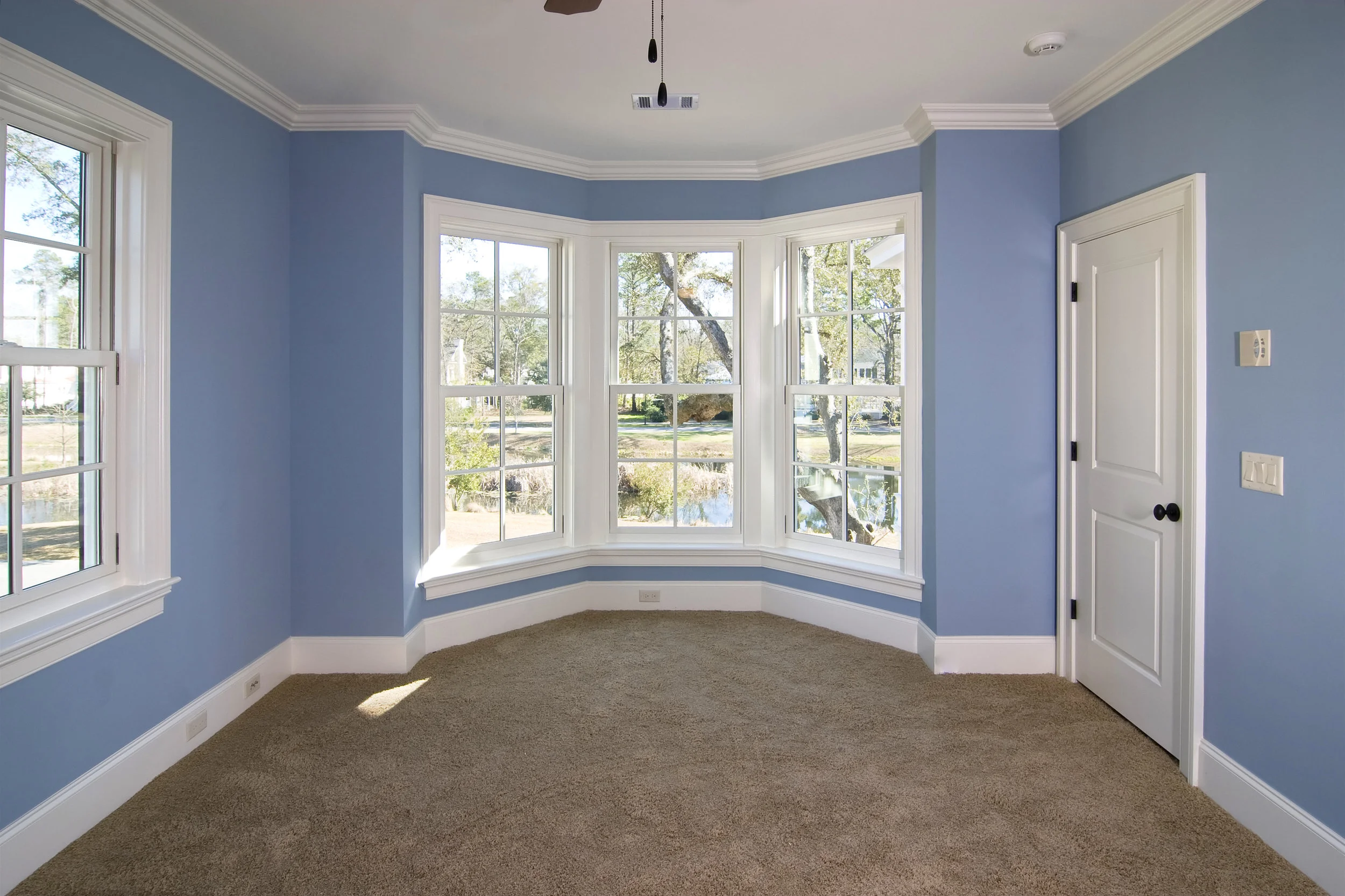 Decorative crown molding makes an especially dramatic change to a room which it’s in white and the walls are a rich colour.