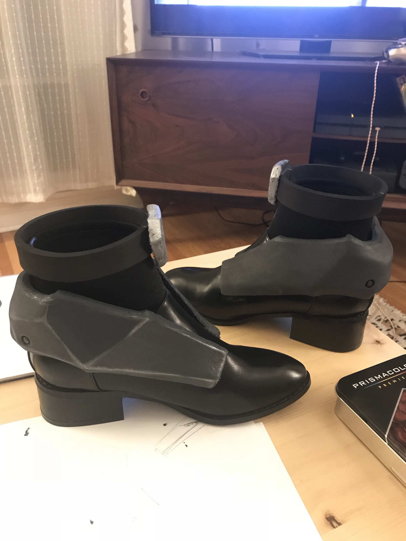 Shoes with armor before and after weathering. I actually ended up later redoing the top piece, as well as re-painting the shoe armor to be more dramatic.