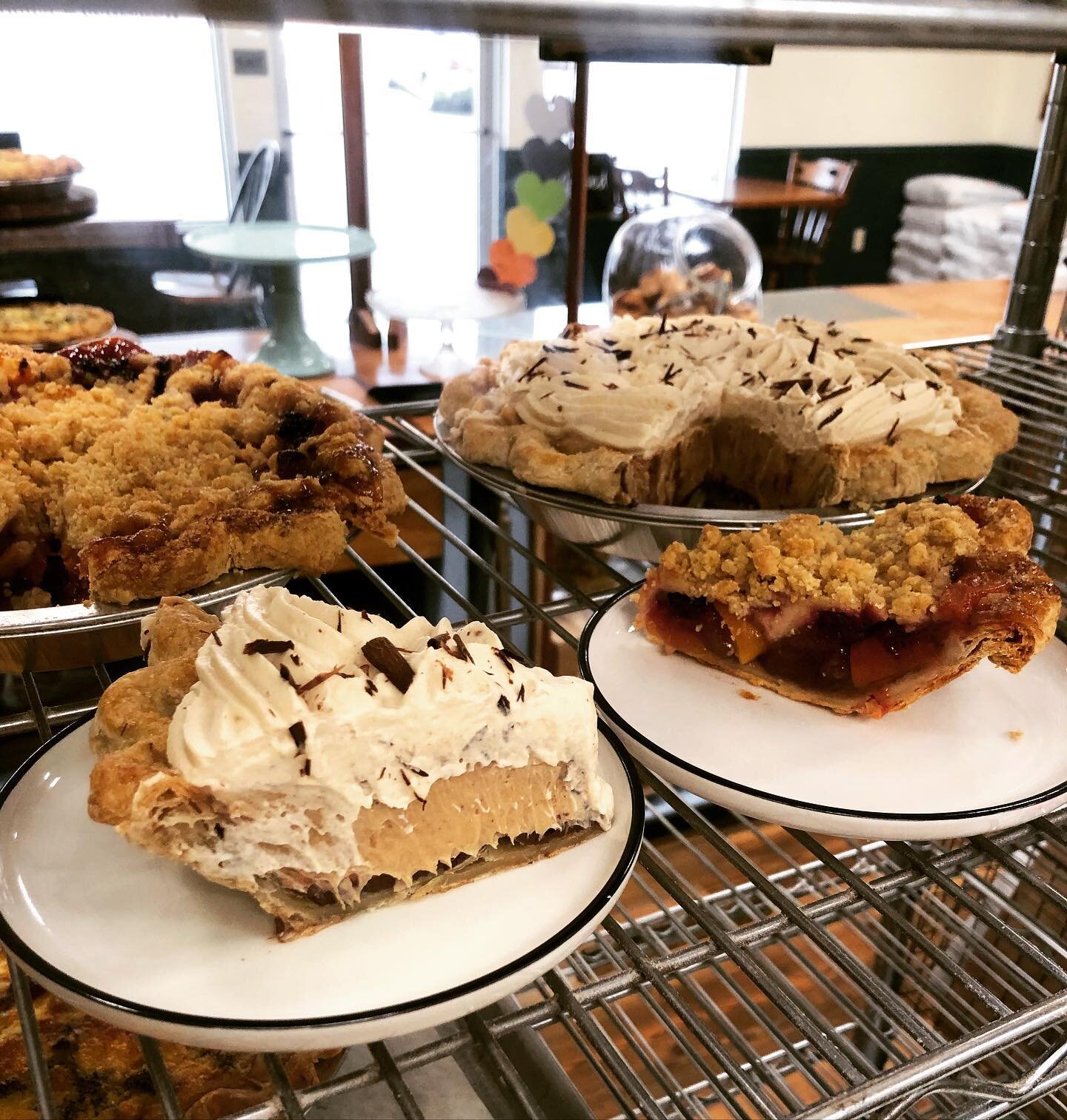 Good morning! Todays pie-by-the-slice : peanut butter or blackberry peach 🍑 

Sourdough specials: kamut, kalamata olive, Rugbr&oslash;d
Daily rye: seeded rye 

For lunch: quiche, quinoa salad, veggie sandwiches with sunflower seed pesto, fresh mozza