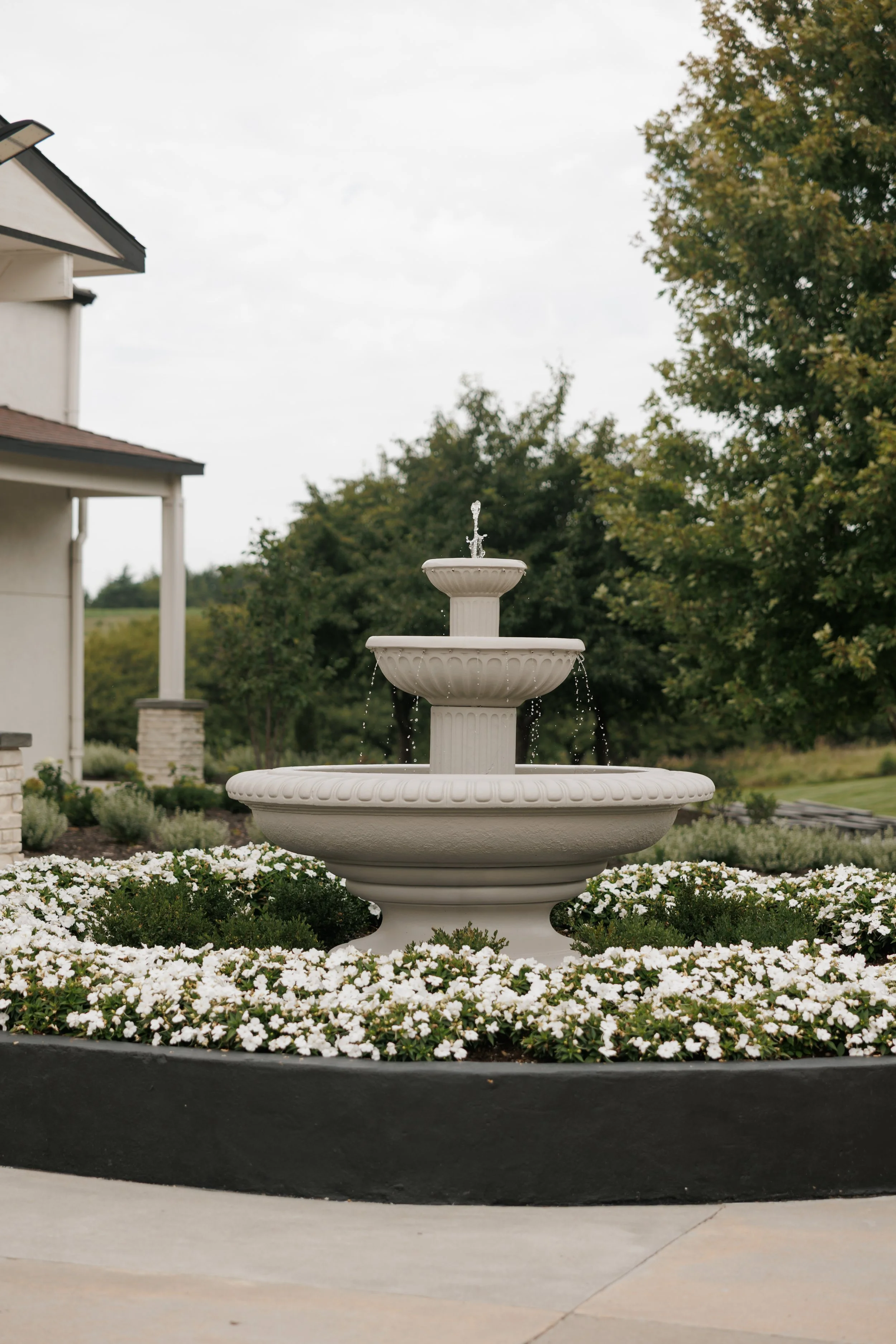 TheHandys-BlackandWhiteFountainsBallroomWedding-10.jpg