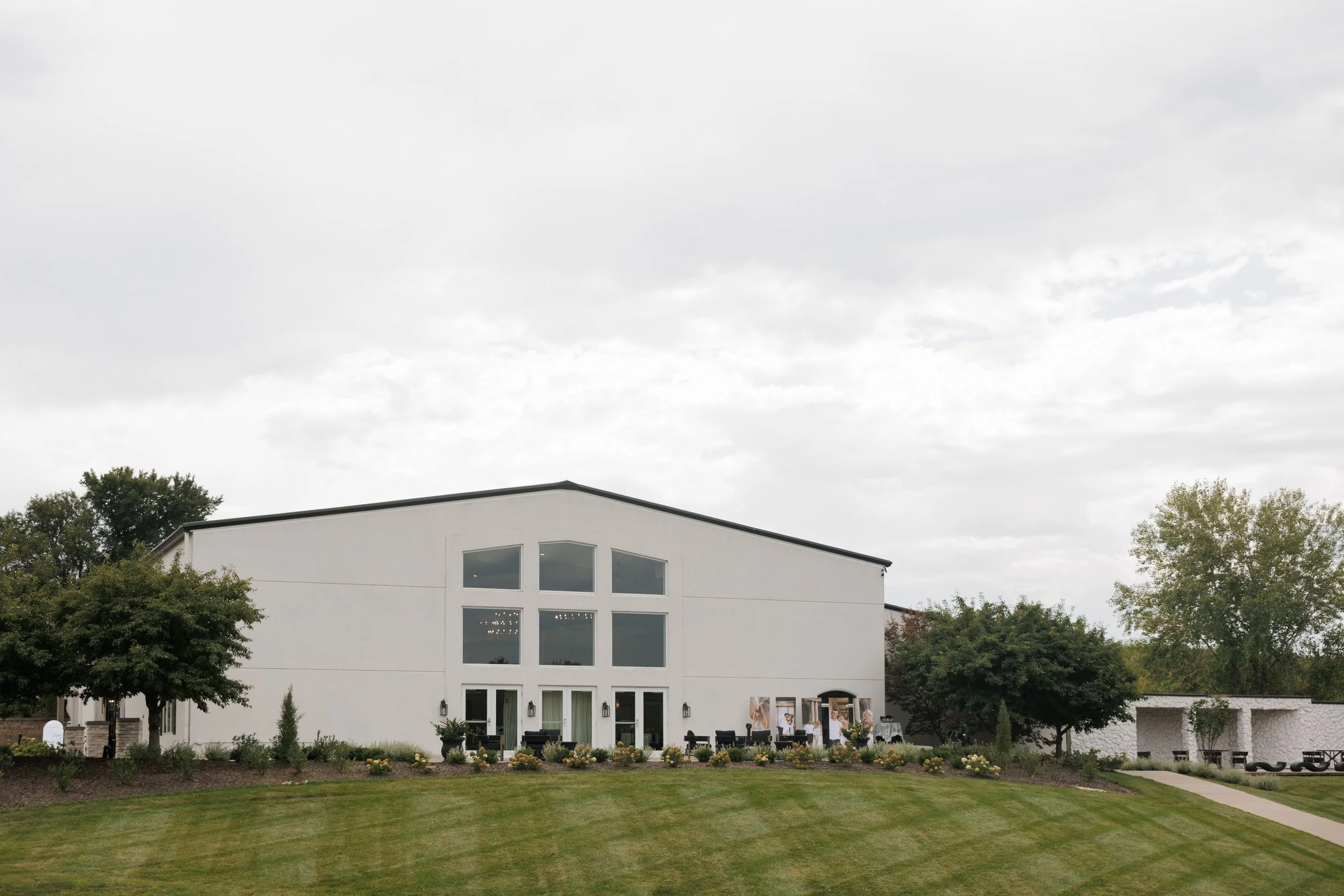 TheHandys-BlackandWhiteFountainsBallroomWedding-14.jpg