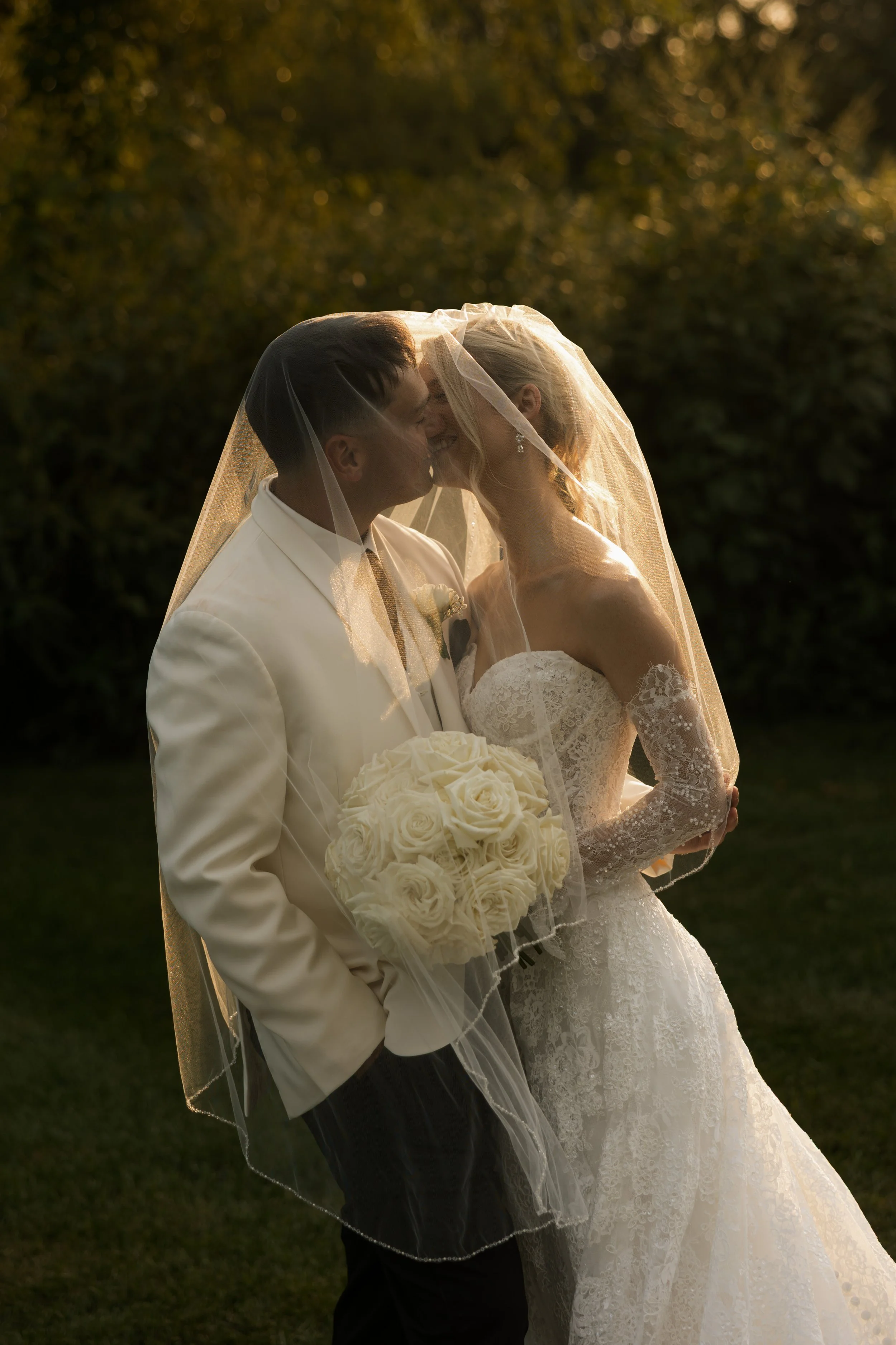 TheHandys-BlackandWhiteFountainsBallroomWedding-478.jpg