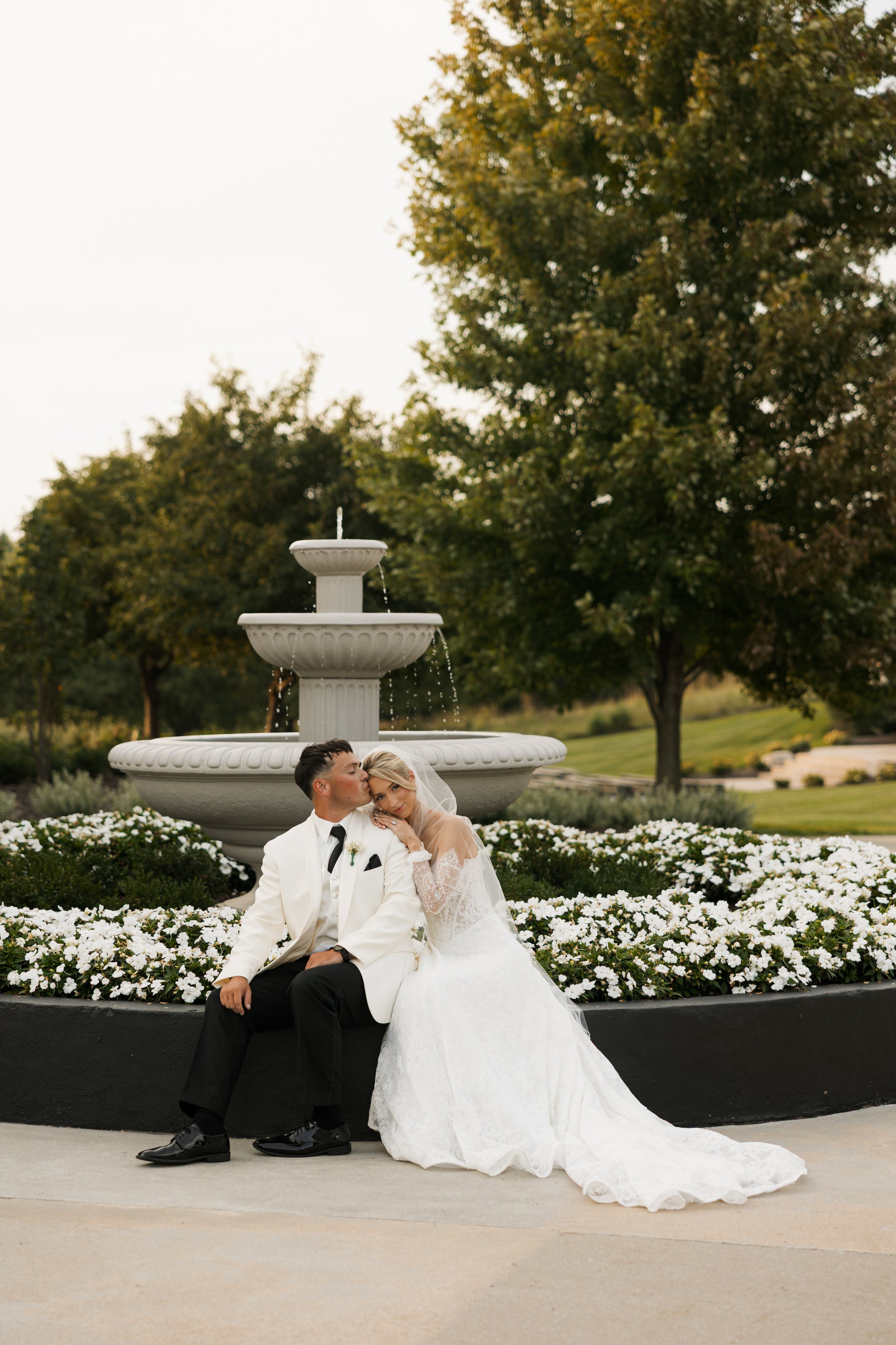 TheHandys-BlackandWhiteFountainsBallroomWedding-505.jpg
