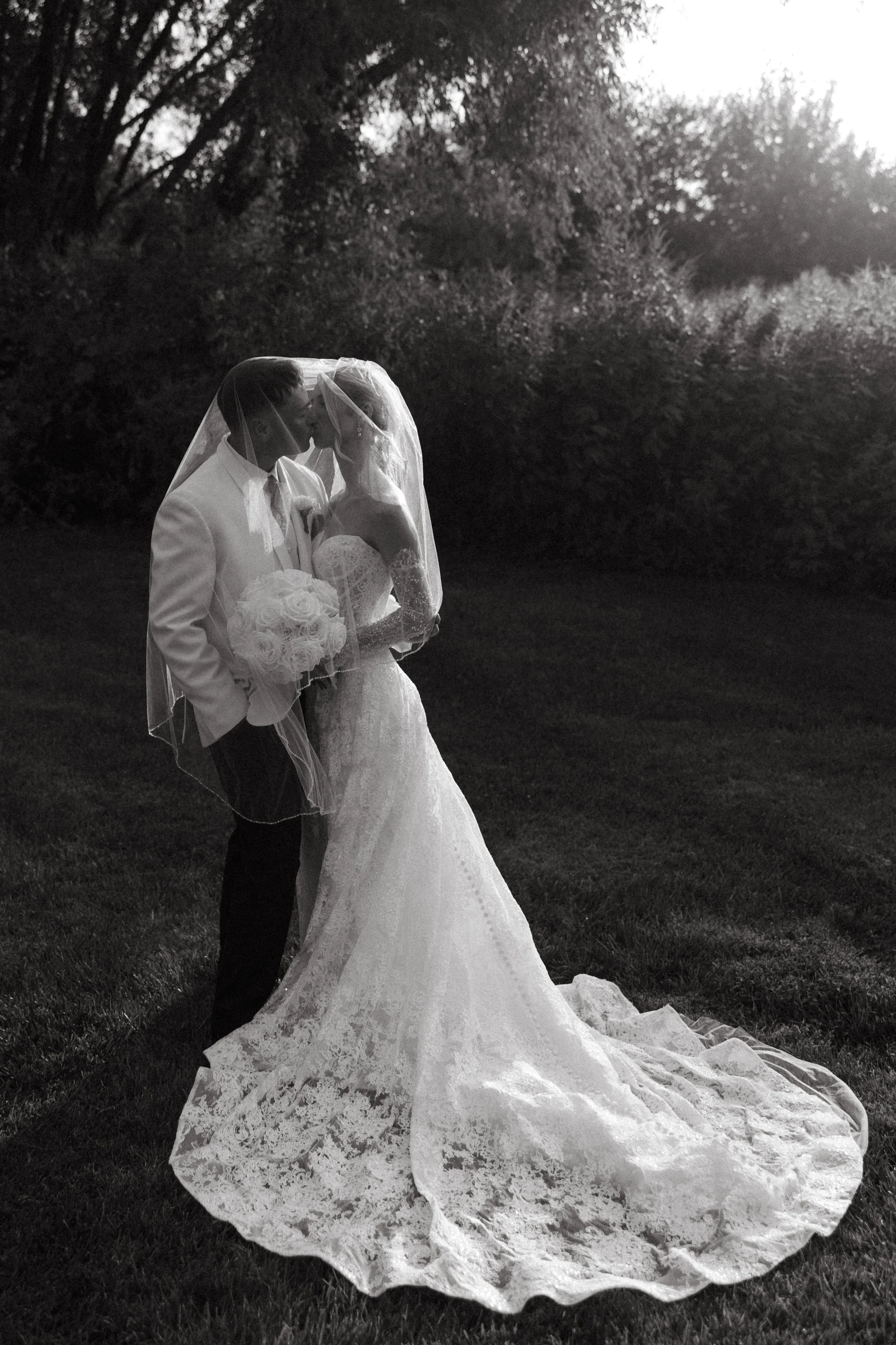 TheHandys-BlackandWhiteFountainsBallroomWedding-479.jpg