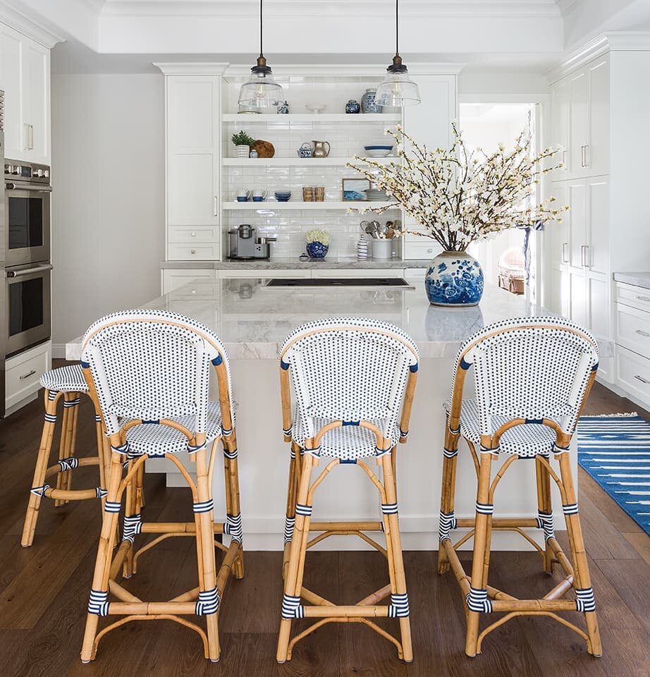 Who else is in the camp of a little bit of color goes a long way? Love how the pops of blue we added in this all white kitchen really bring it to life!

#clienteastcoastmeetswestcoast 📷: @amybartlam
.
.
.
#myhomevibe&nbsp;#housebeautiful&nbsp;#kitch