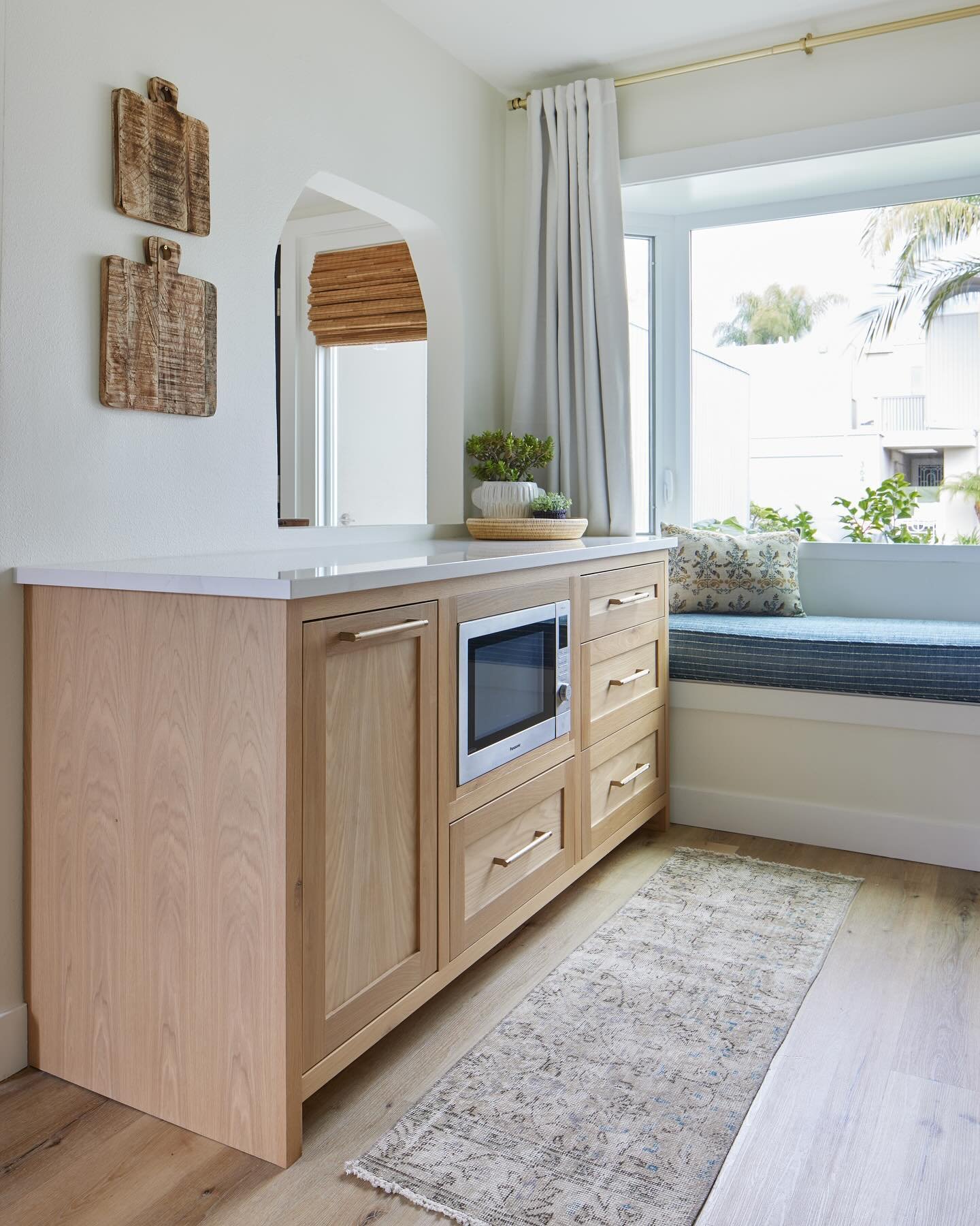 Custom built cabinets with built-in microwave&hellip;.yes please!

📸: @jessicajalexander