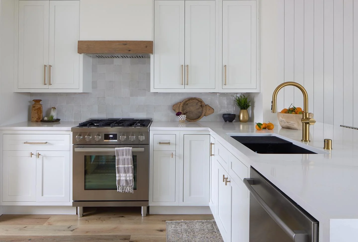 Kitchen crush!

#clientcostamesacool | 📷: @jessicajalexander 
.
.
.
#designinspiration #californiacasual #homeremodel #kitcheninspo #homereno #ruedaily #homewithrue