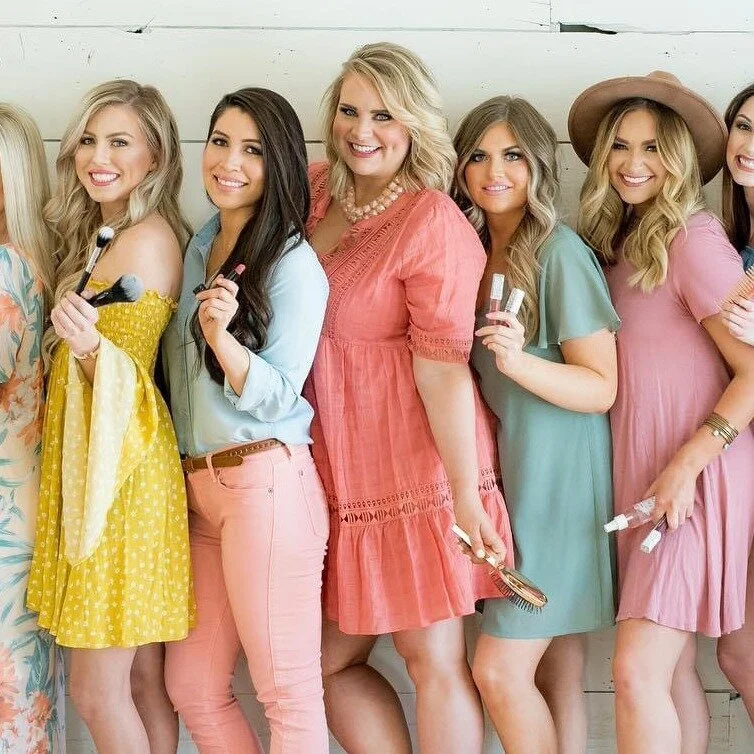 Meet @grandslamglam  they will be the hair and makeup artist with us on 2/19 and they will be doing a live demonstration!
#cleburnebridalshow #bridesandbeyondtx #historicdowntownbridalshow #texaswedding #makeupartist #weddinginspo