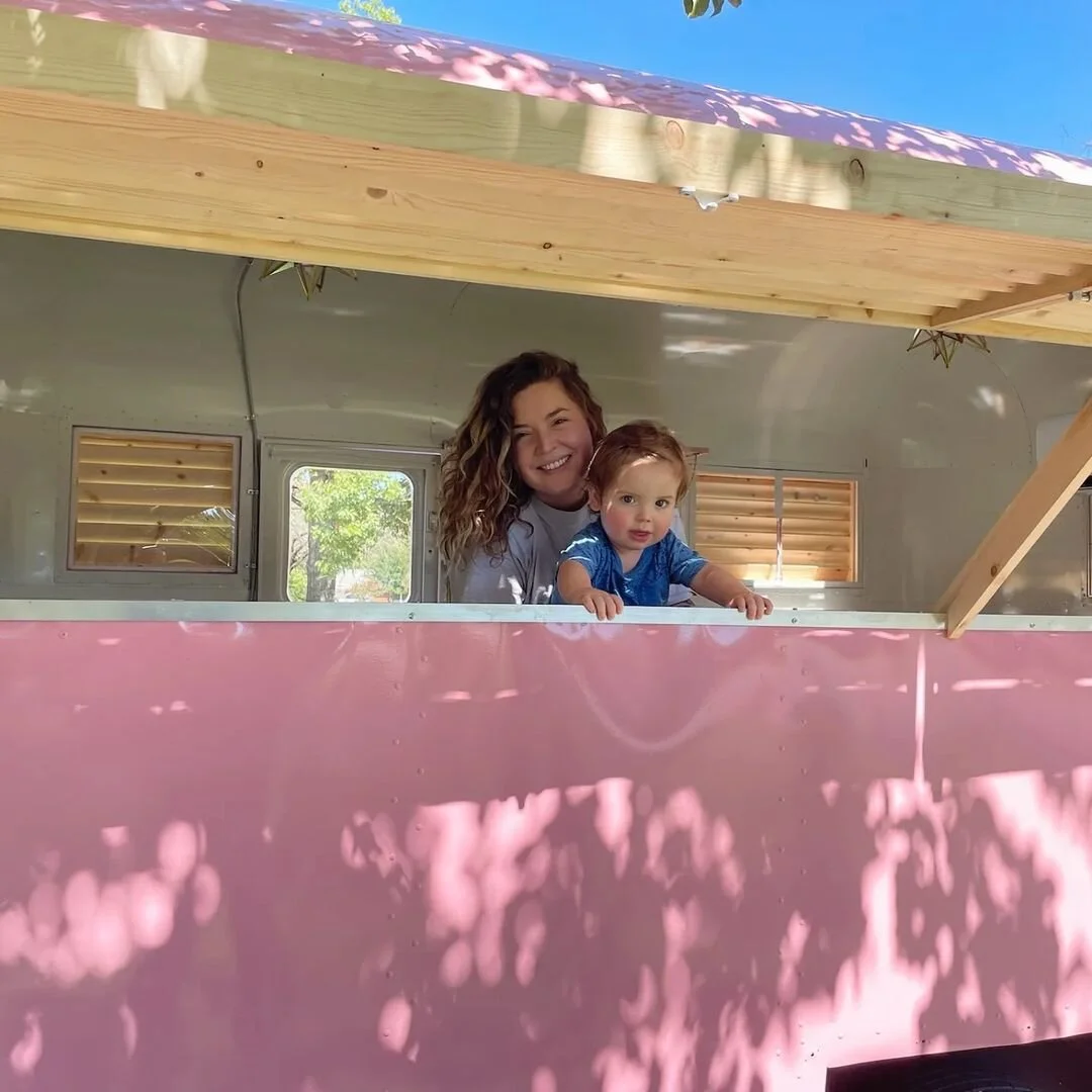 Meet @thebubbleboxmobilebar they are one of the newest additions to Johnson County and they will be with us TODAY for the Cleburne Bridal Show! 
#cleburnebridalshow #bridesandbeyondtx #historicdowntowncleburnetx #weddinginspo #texaswedding #shesaidy