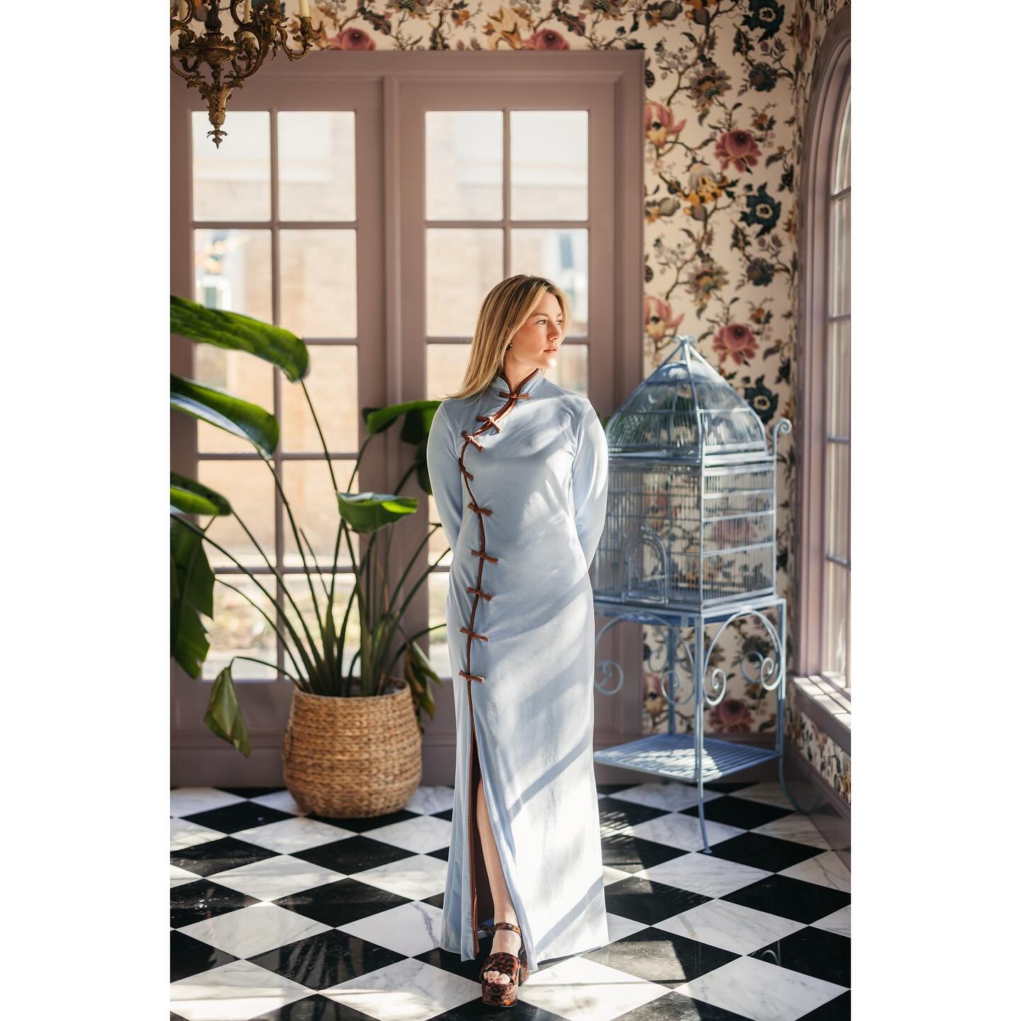 The Birdcage 🦚🌴🪺
No, not the Robin Williams classic that I need to rewatch! &hellip;
But this Exquisite Birdcage behind me! 

Also, if you&rsquo;re curious as to why I&rsquo;m wearing a long-sleeve velvet dress in May - I&rsquo;m fashionably late 