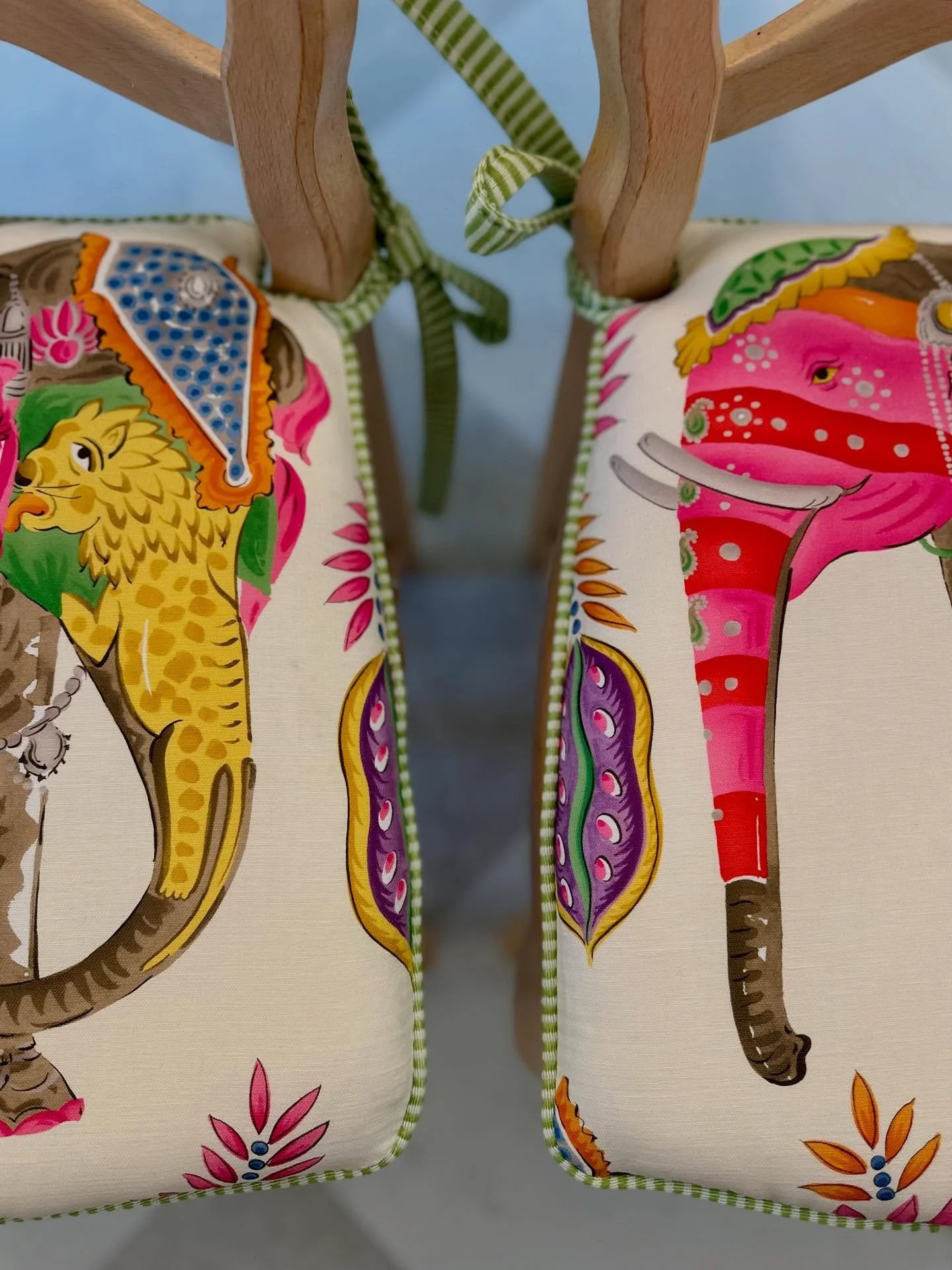 The Curious Case of the Elephant Cushions 🕵🏼&zwj;♀️🪡🐘

Designer Challenge &gt; Client Desires 4 New Kitchen Chair Covers &gt; Within Budget, Under 2 Yards, and Childproof. 
Let&rsquo;s Go! 

After years of wear and tear, it&rsquo;s time to #reuph