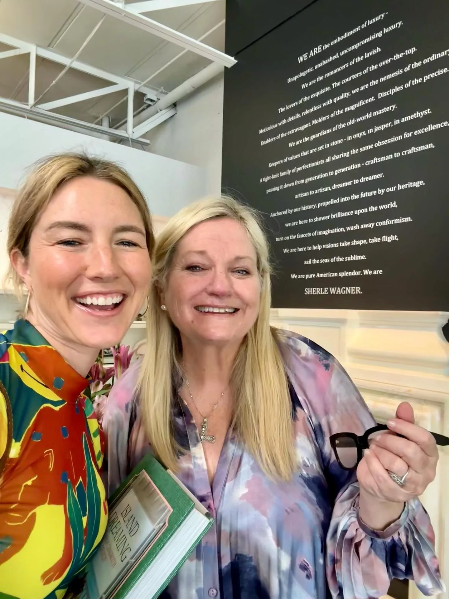 Guys - I absolutely adore Interior Designer Amanda Lindroth&rsquo;s work, and I had the privilege of meeting her last year at @papercitydallas @texasdesignweek . She was so kind, talented, funny, and seems like she enjoys life to the fullest! - My ty